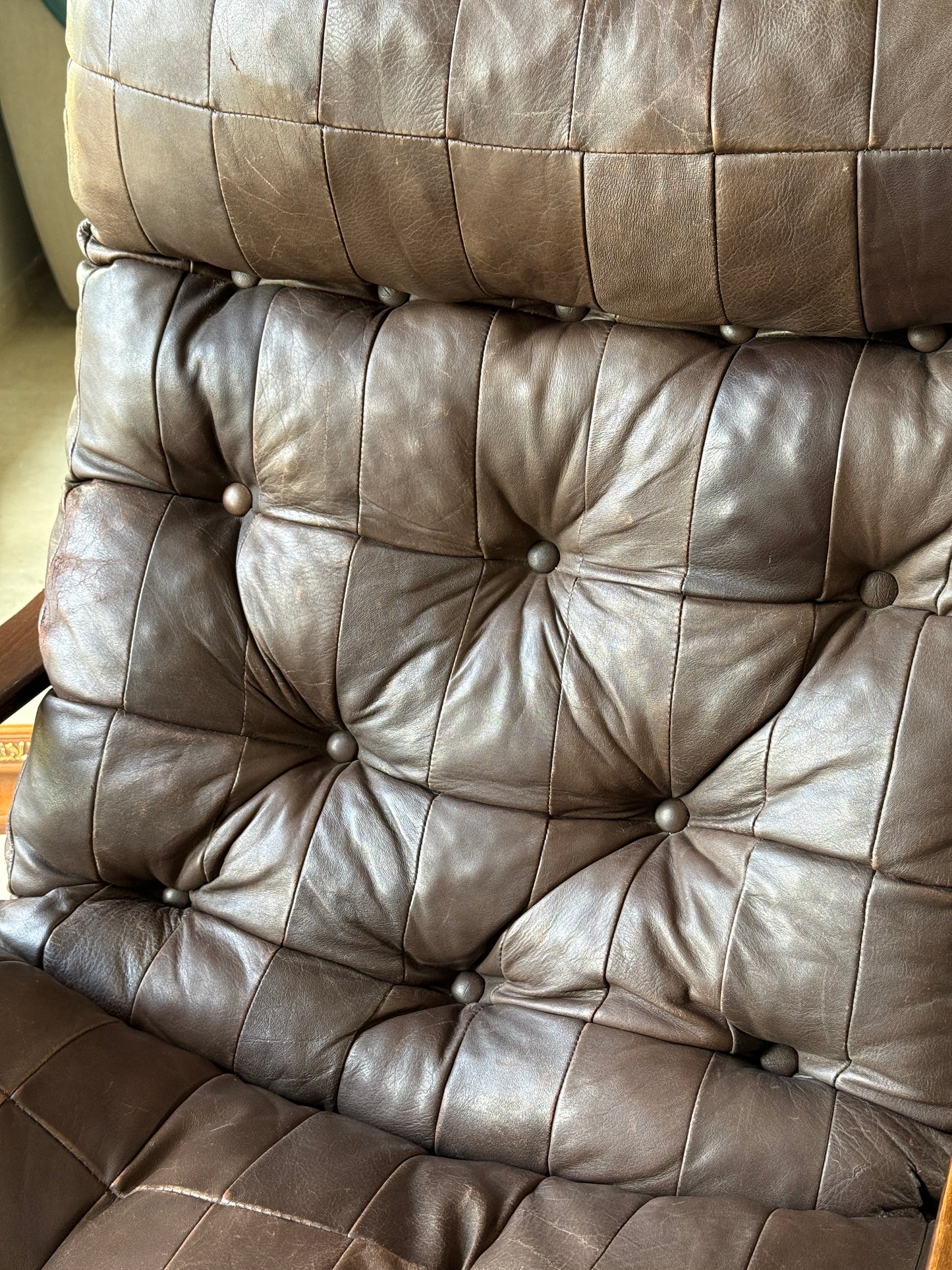 Fauteuil scandinave vintage Années 1970 Razzia avec coussins en bois clair et tissu beige, design rétro élégant.