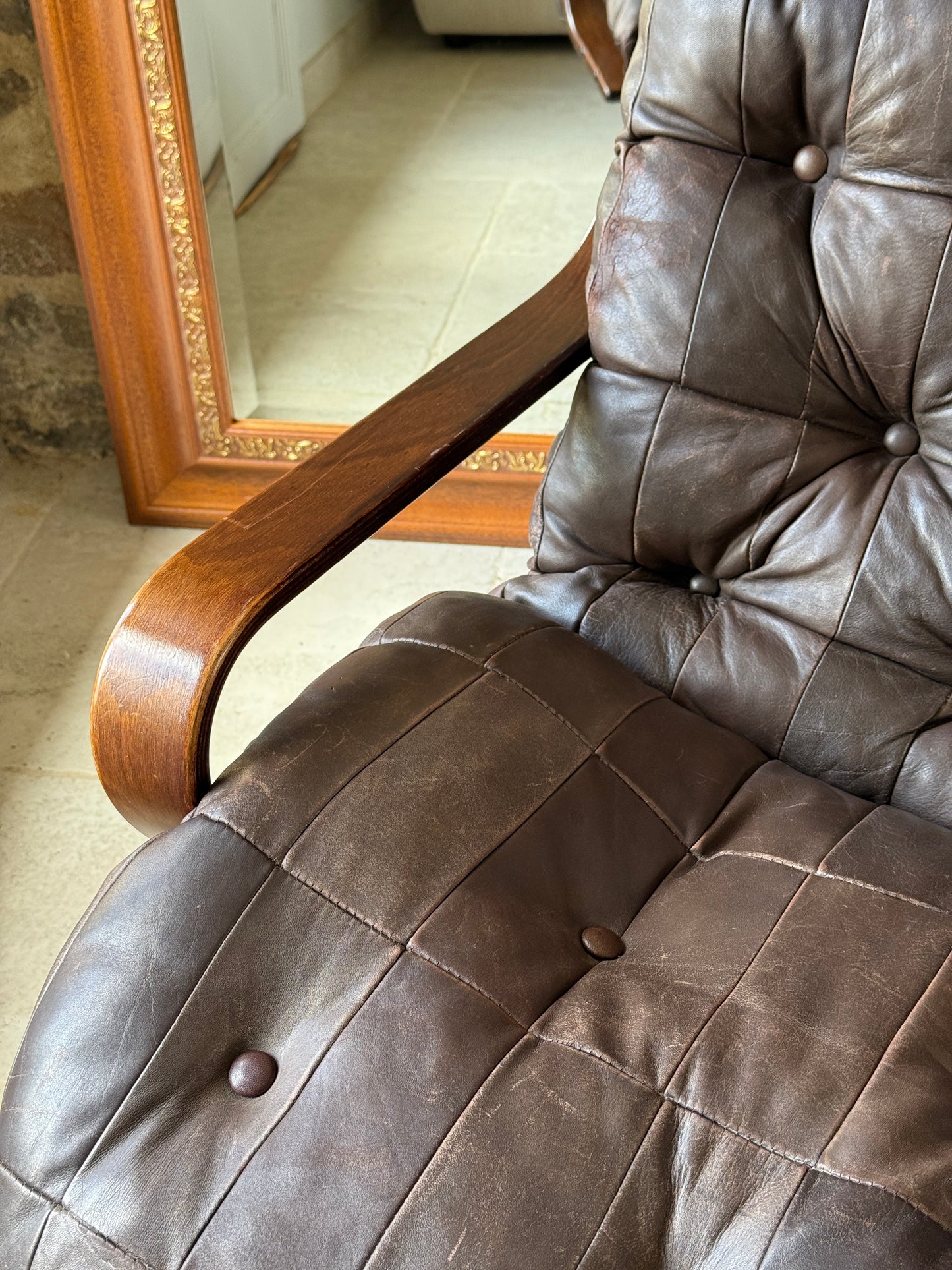 Fauteuil scandinave Années 1970 Razzia avec structure en bois et coussin en tissu beige.