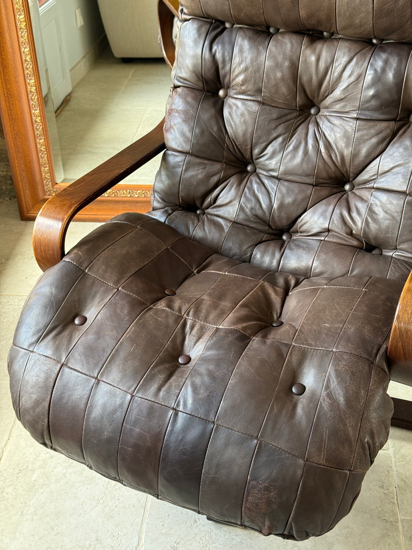 Fauteuil scandinave vintage Années 1970 de la marque Razzia, avec coussin beige et structure en bois clair.