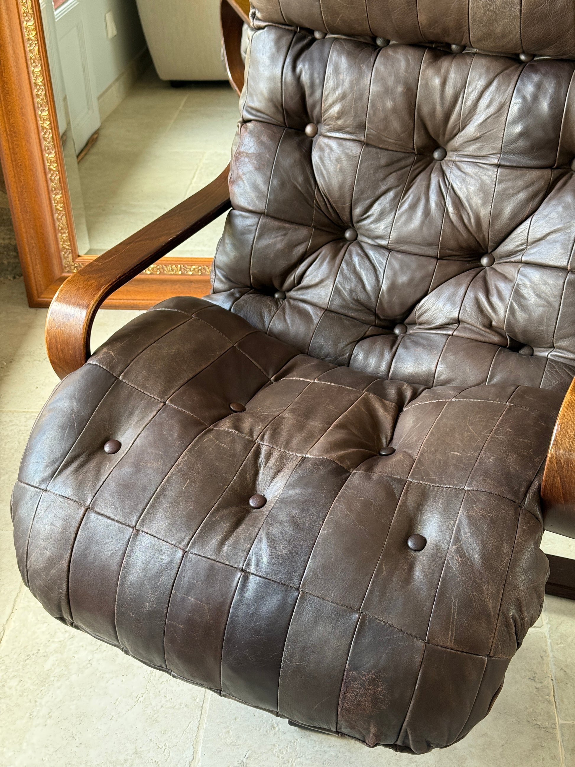 Fauteuil scandinave vintage Années 1970 de la marque Razzia, avec coussin beige et structure en bois clair.
