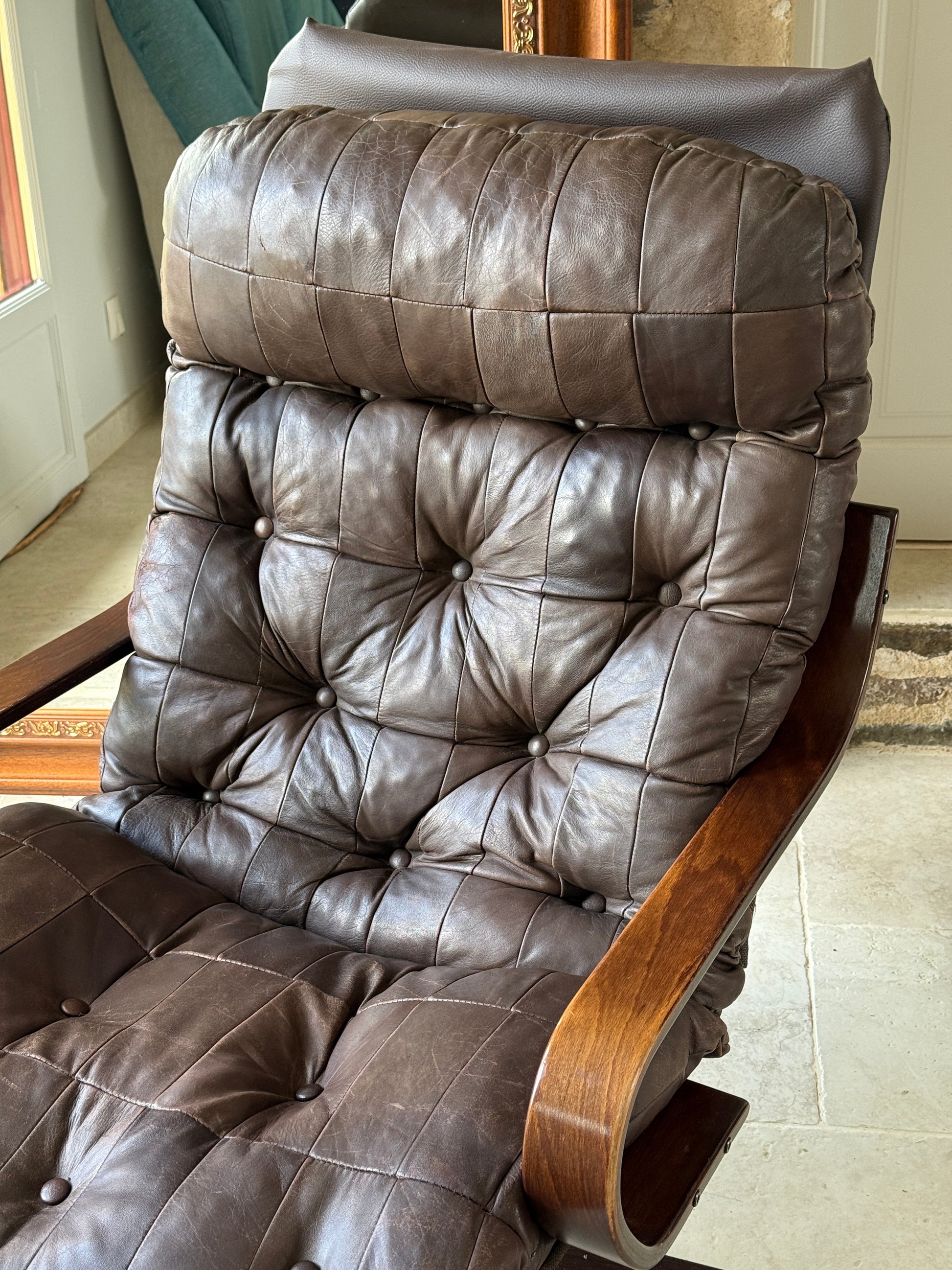 Fauteuil scandinave Années 1970 Razzia avec structure en bois clair et coussins rembourrés, style vintage et design épuré.