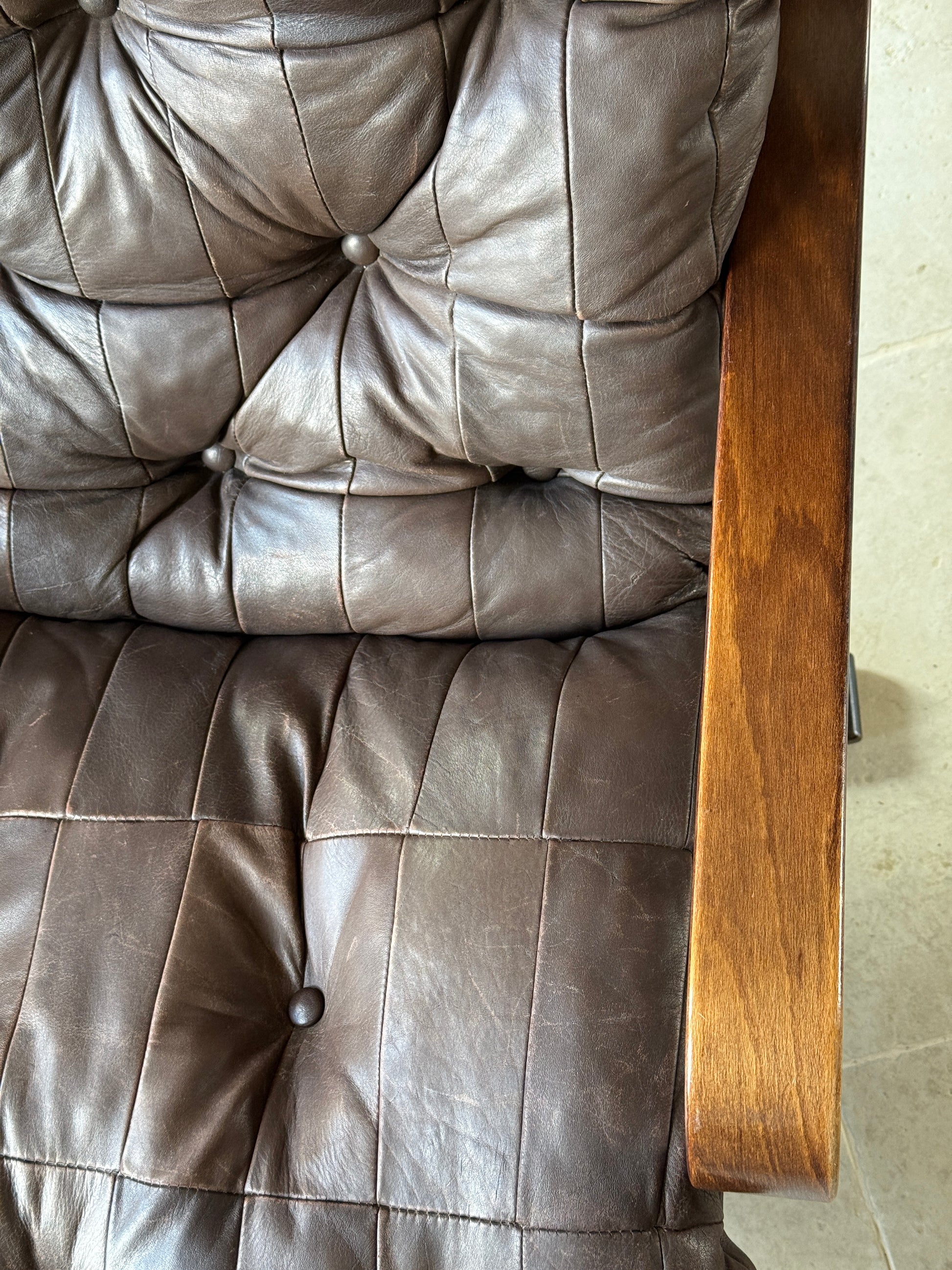 Fauteuil scandinave vintage Razzia des années 1970 avec cadre en bois et coussin en tissu beige clair.