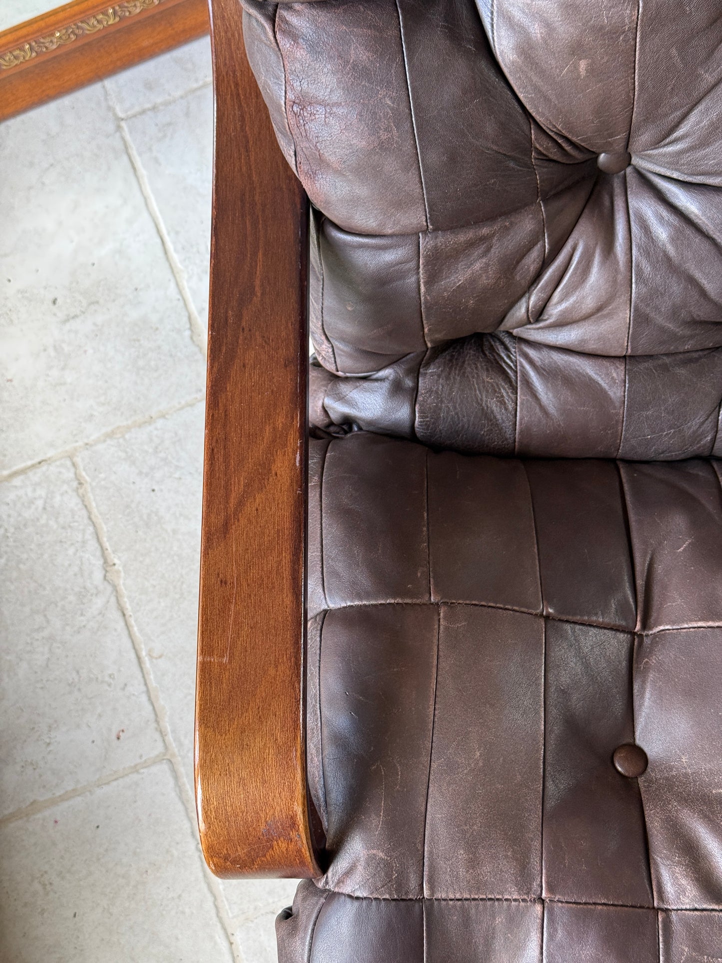 Fauteuil scandinave Années 1970 de la marque Razzia, avec structure en bois clair et coussins rembourrés, style vintage.