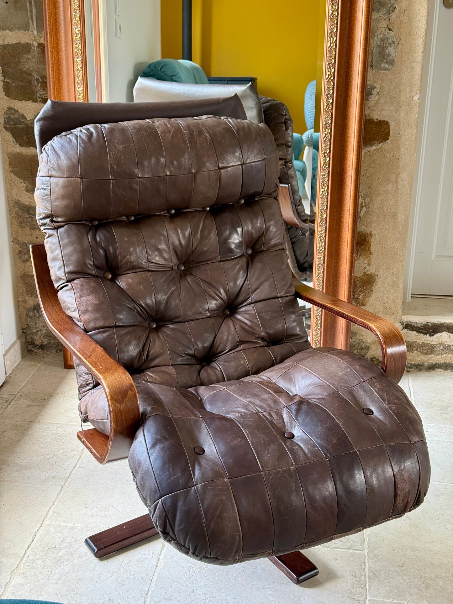 Fauteuil scandinave vintage Années 1970 de la marque Razzia, avec cadre en bois et coussins rembourrés, en tissu clair.