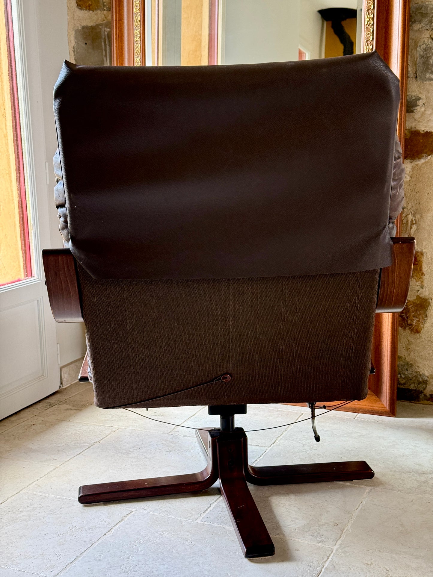 Fauteuil scandinave Années 1970 Razzia avec structure en bois clair et coussins rembourrés, style vintage élégant.