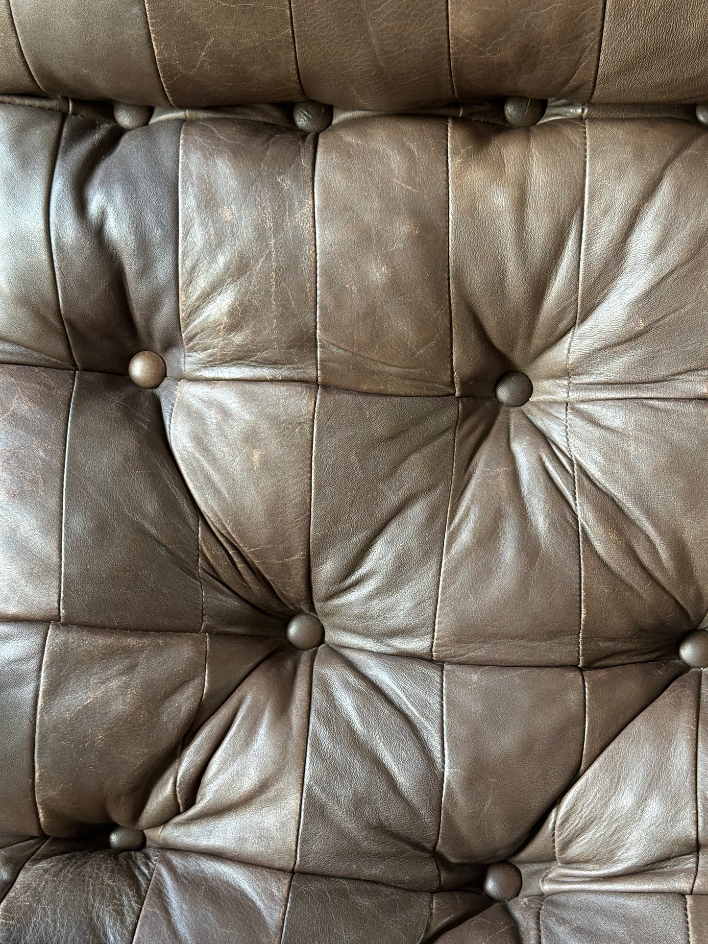 Fauteuil scandinave Années 1970 Razzia avec structure en bois et coussins rembourrés, style vintage élégant.