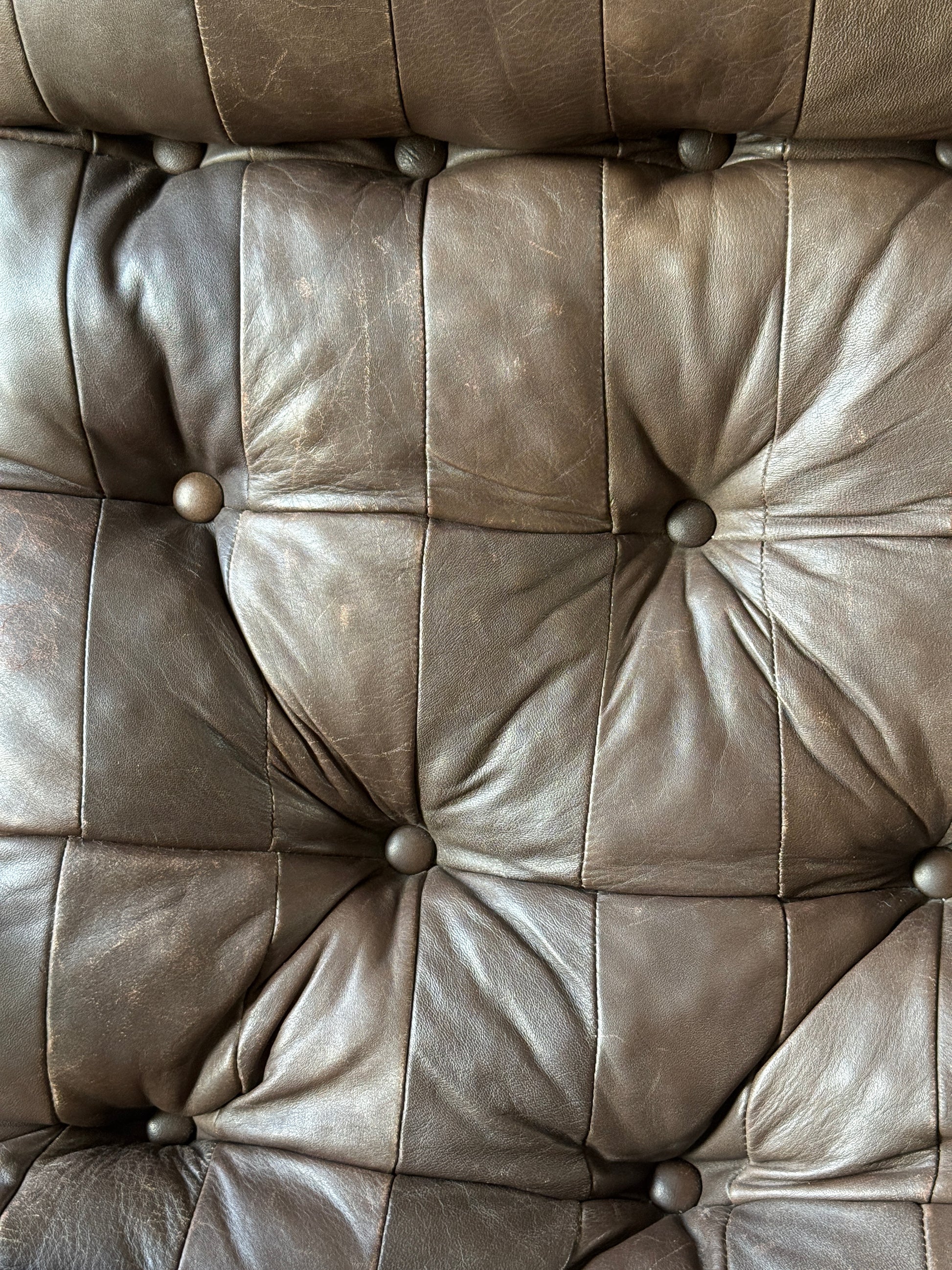 Fauteuil scandinave Années 1970 Razzia avec structure en bois et coussins rembourrés, style vintage élégant.