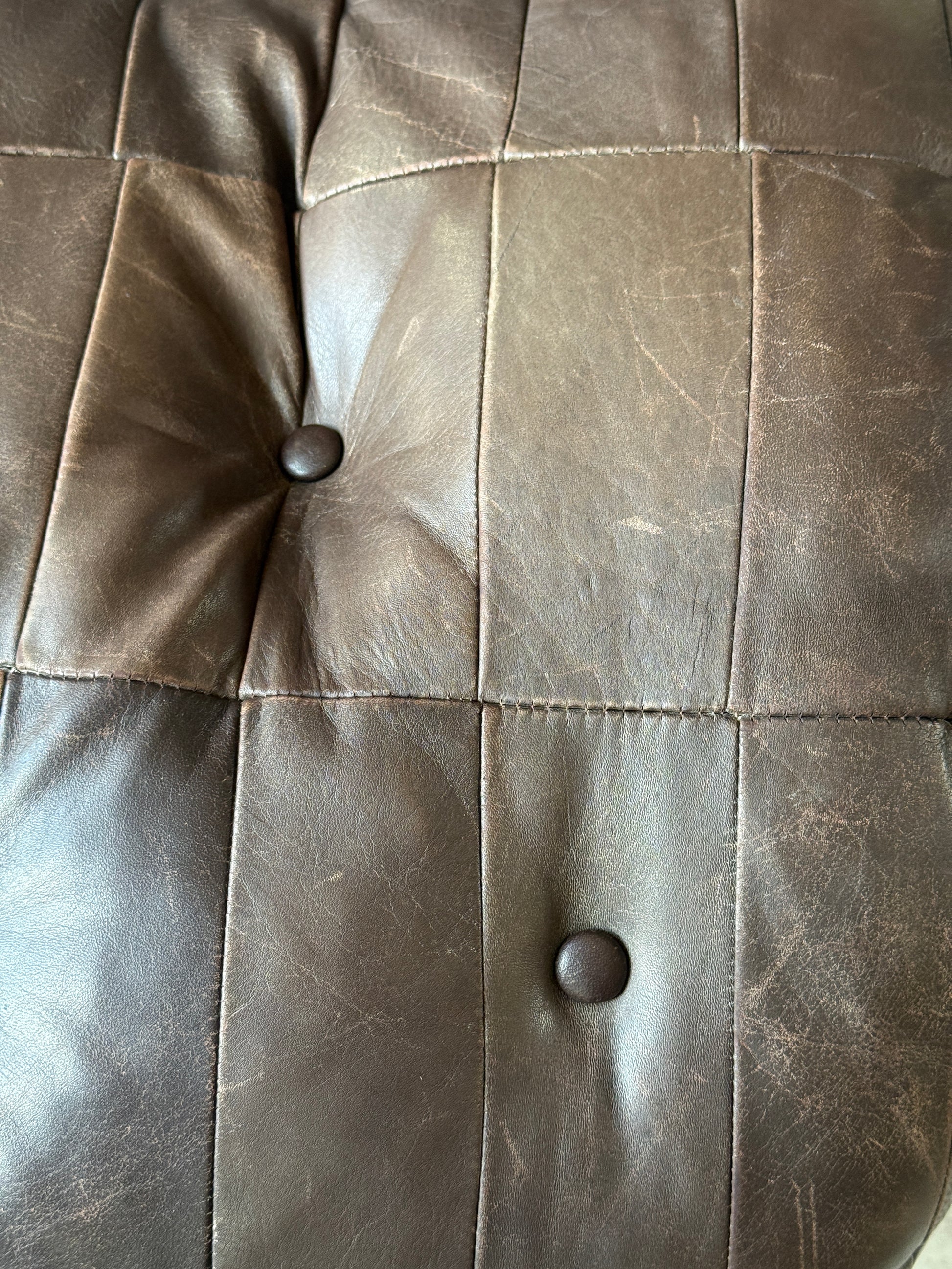 Fauteuil scandinave des années 1970 de la marque Razzia, avec design épuré et pieds en bois clair, vue de face.