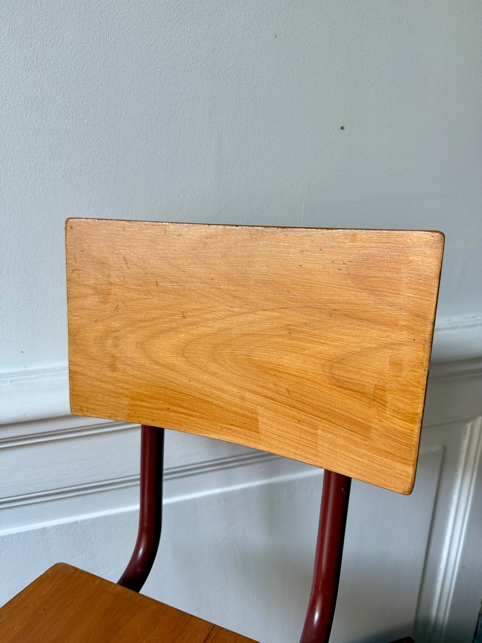 Chaise enfant vintage Razzia de style Jacques Hitier, en bois avec assise colorée, pour une décoration rétro et élégante.