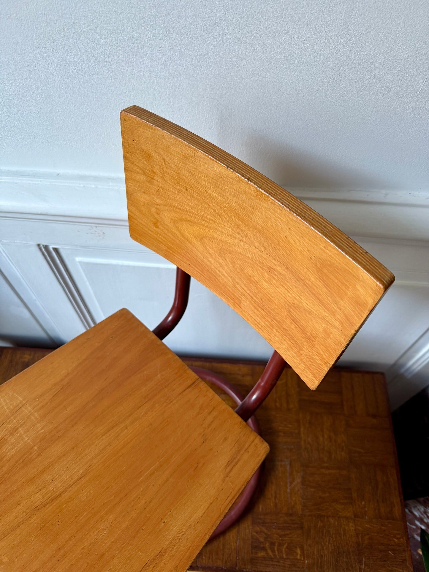 Chaise enfant vintage Razzia en bois, design Jacques Hitier, avec repose-pieds et finition élégante dans un intérieur moderne.