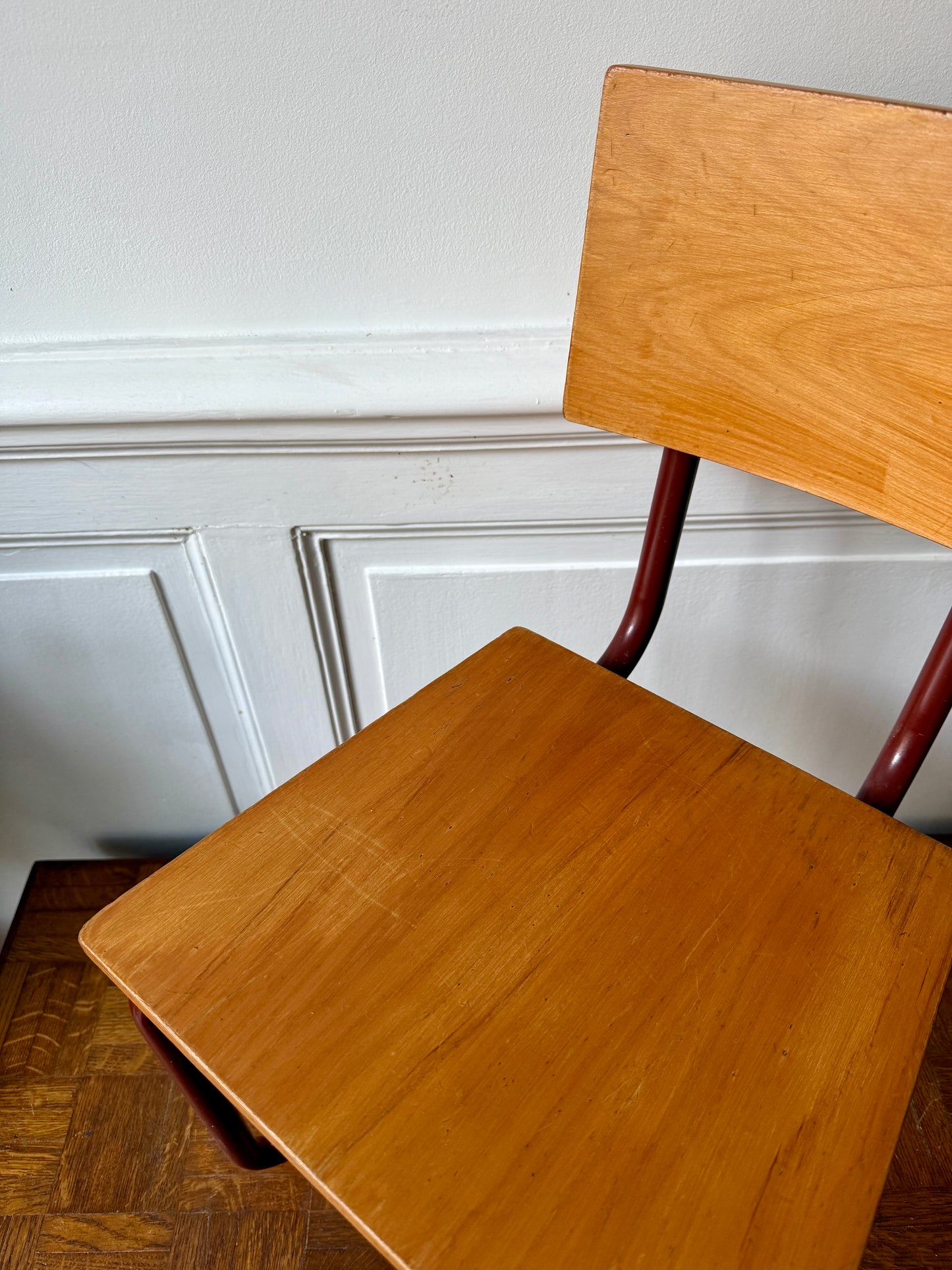 Chaise enfant vintage Razzia au design Jacques Hitier, en bois clair, style rétro et élégant, visible en détail sur l'image.