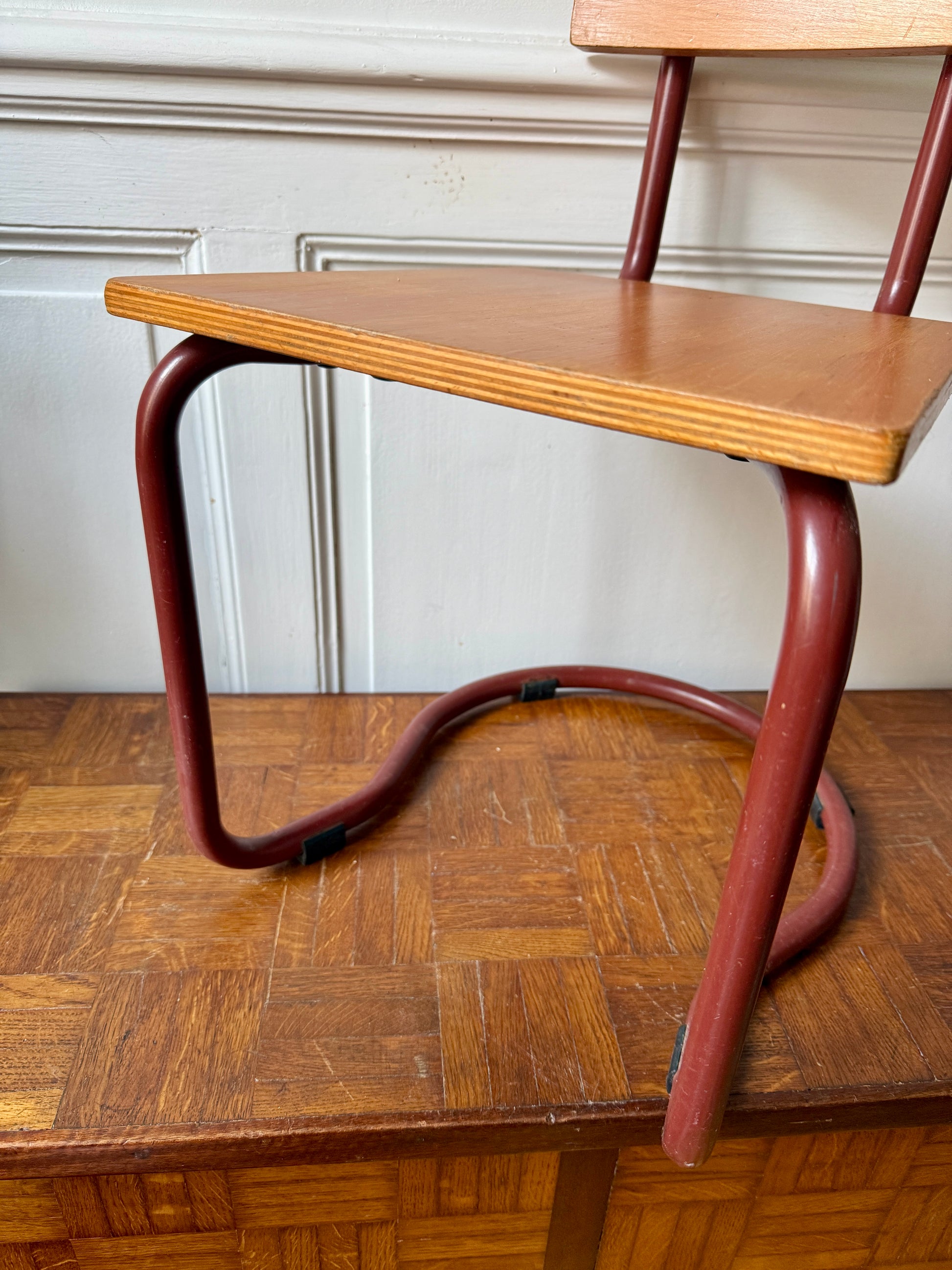 Chaise enfant vintage Razzia de style Jacques Hitier avec structure en bois et assise colorée, design rétro unique.