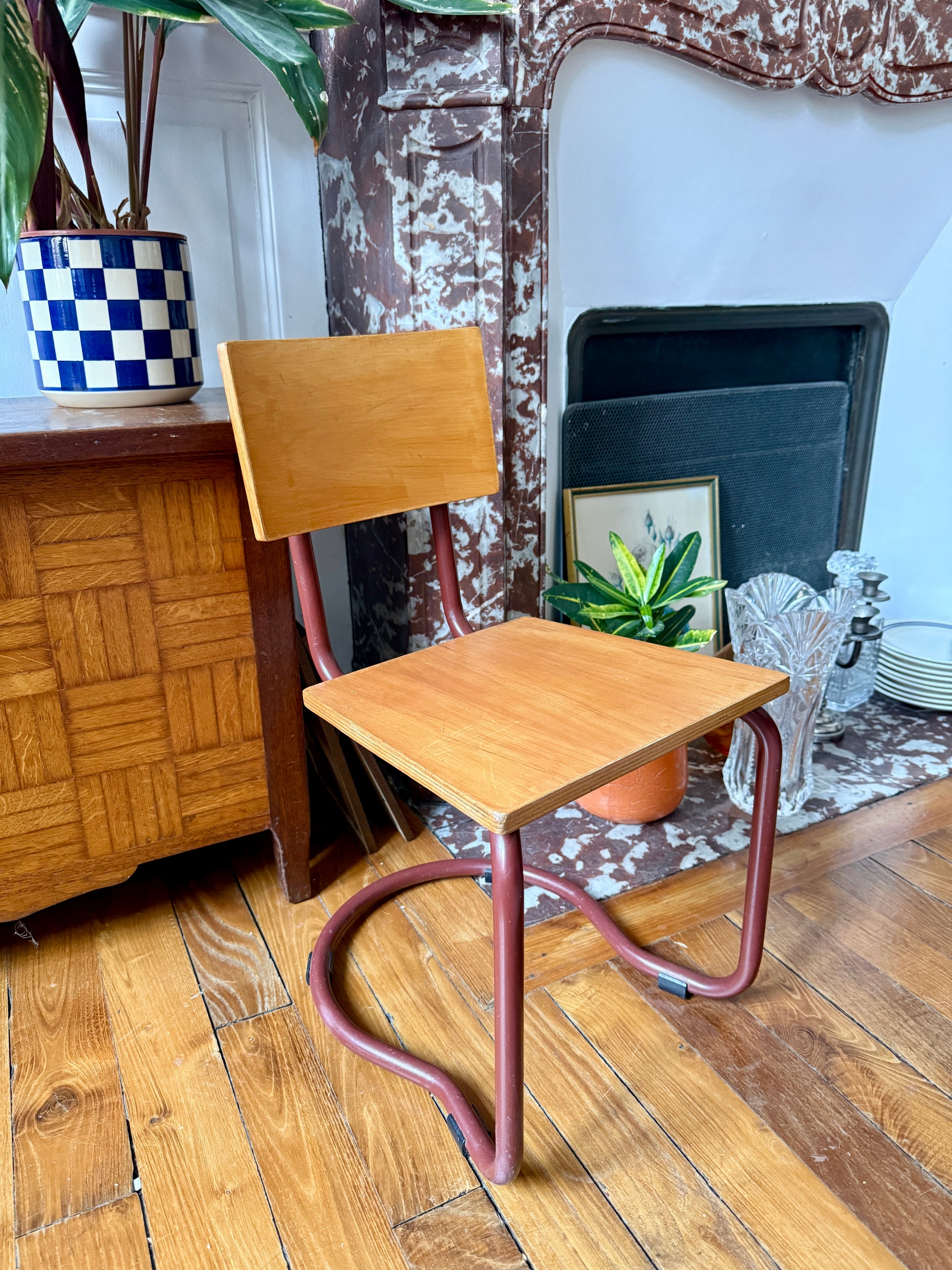 Chaise enfant vintage Razzia de style Jacques Hitier, en bois coloré avec siège et dossier arrondis, pour une décoration rétro.