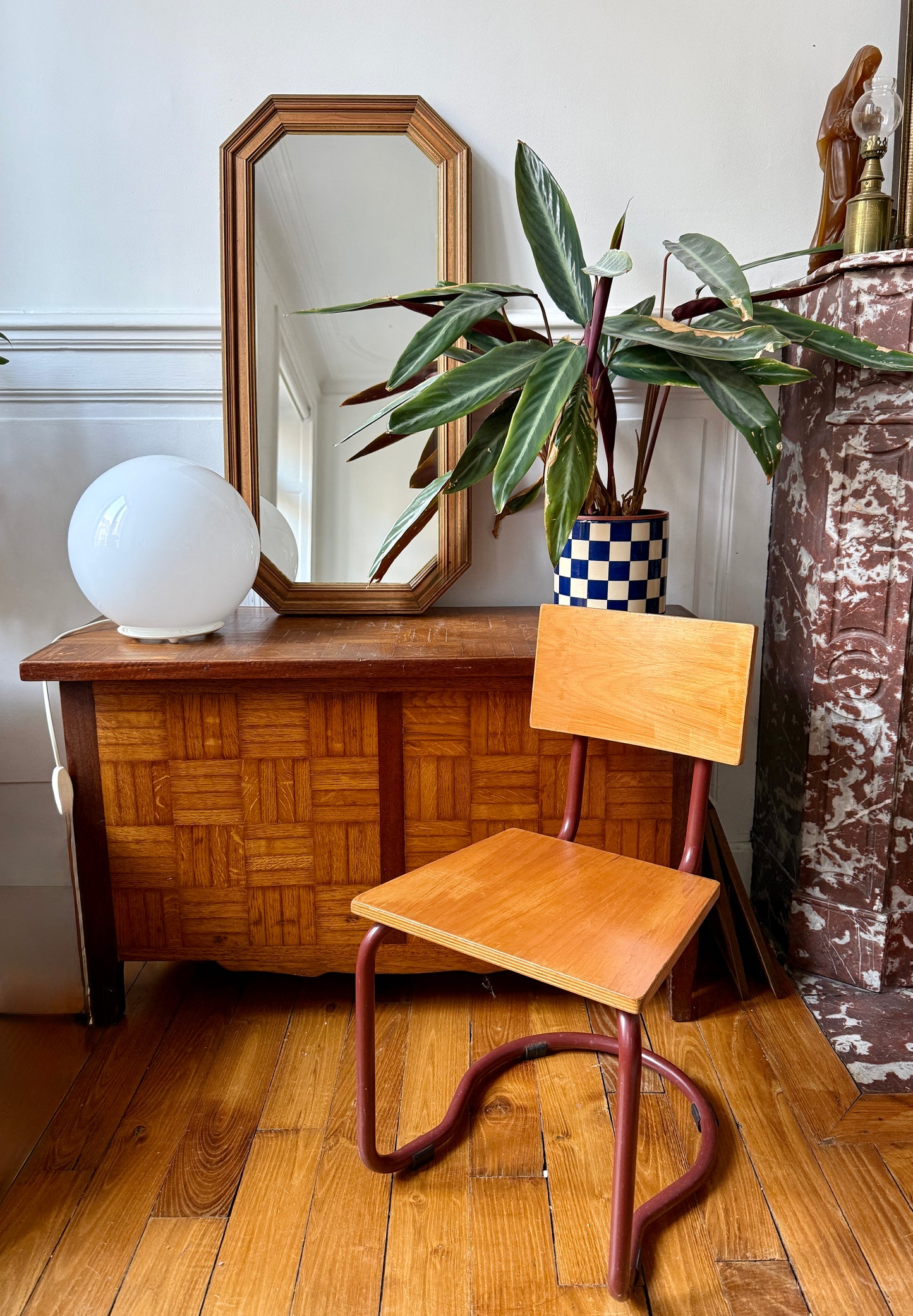 Chaise enfant vintage Razzia de style Jacques Hitier, design élégant en bois avec assise colorée et forme rétro.