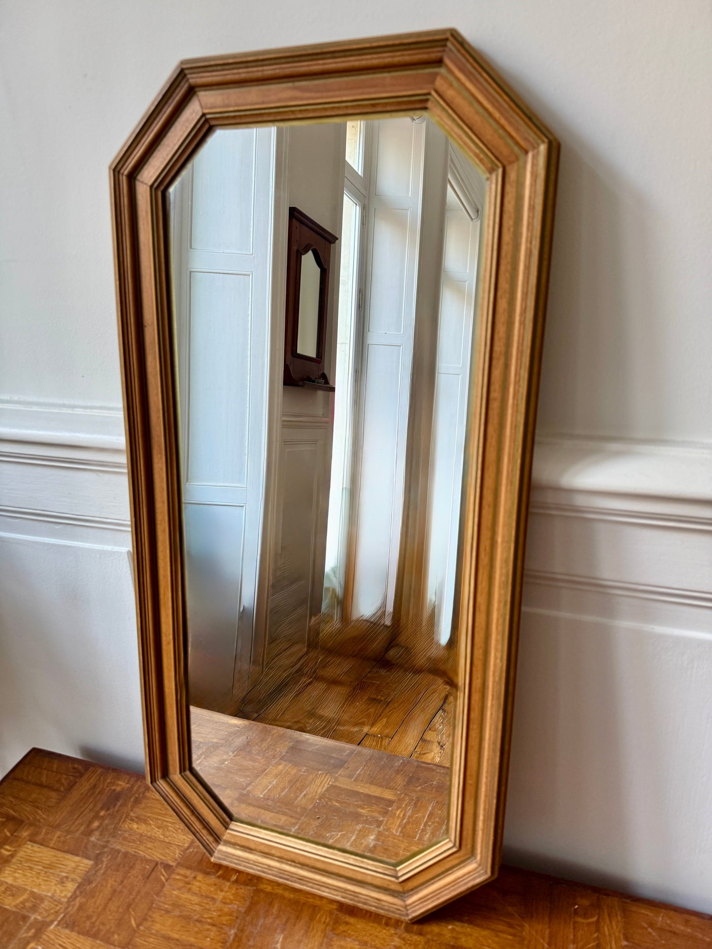 Miroir octogonal nervuré en bois doré Razzia, avec cadre élégant et détails texturés pour une décoration sophistiquée.