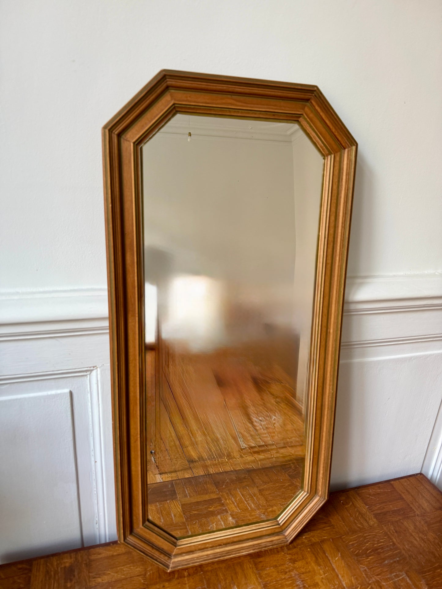 Miroir octogonal nervuré en bois doré de la marque Razzia, avec cadre élégant et finition raffinée pour décoration intérieure.