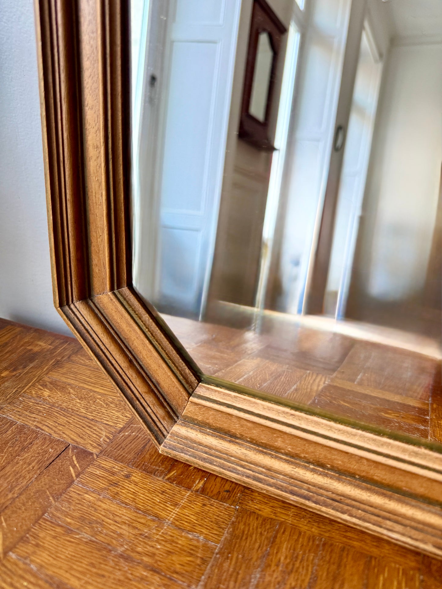 Miroir octogonal nervuré en bois doré Razzia, décoration élégante avec cadre en bois doré et design sophistiqué.