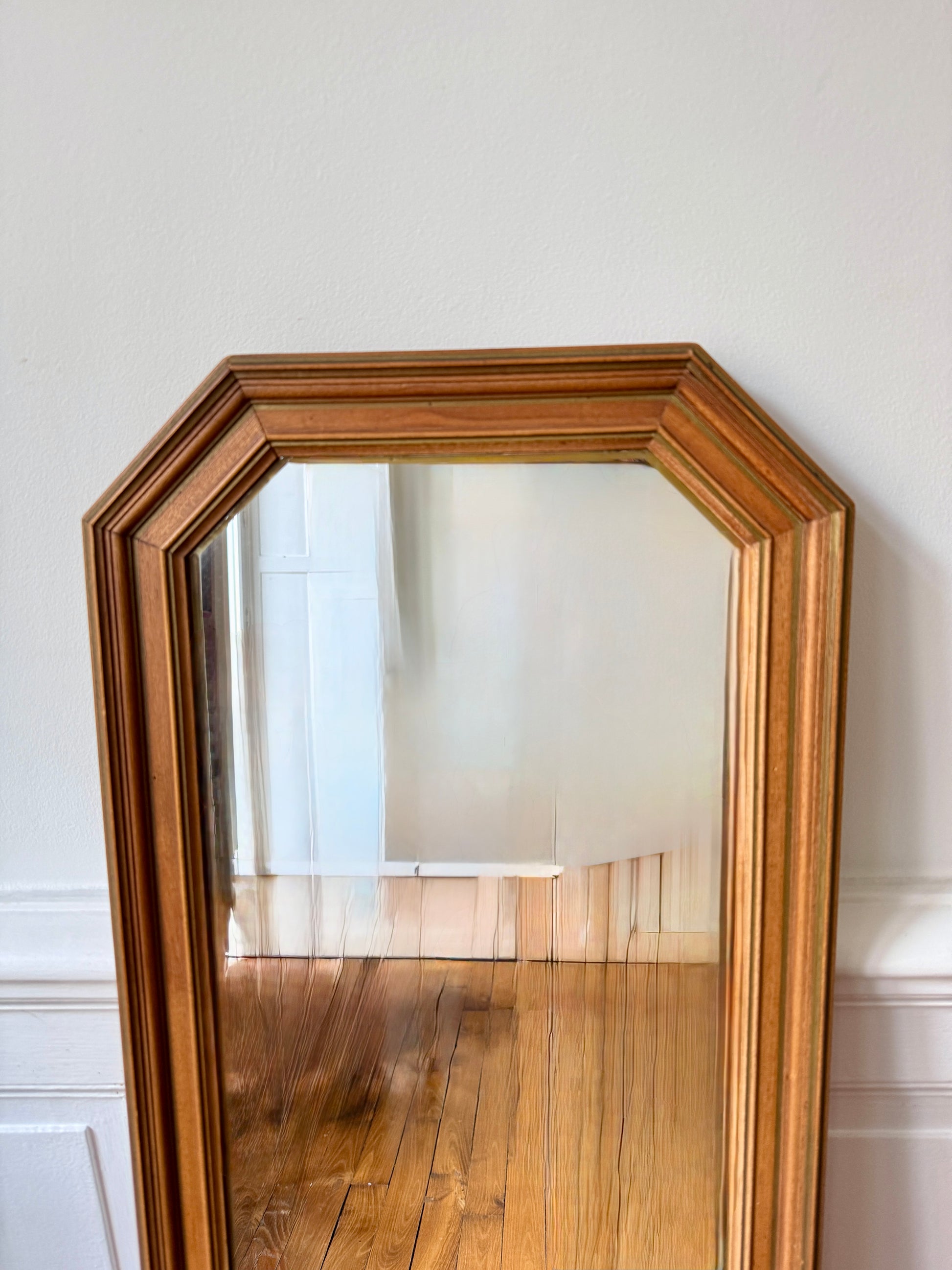 Miroir octogonal nervuré en bois doré de la marque Razzia, avec cadre élégant et détails sculptés, reflet clair et sophistiqué.