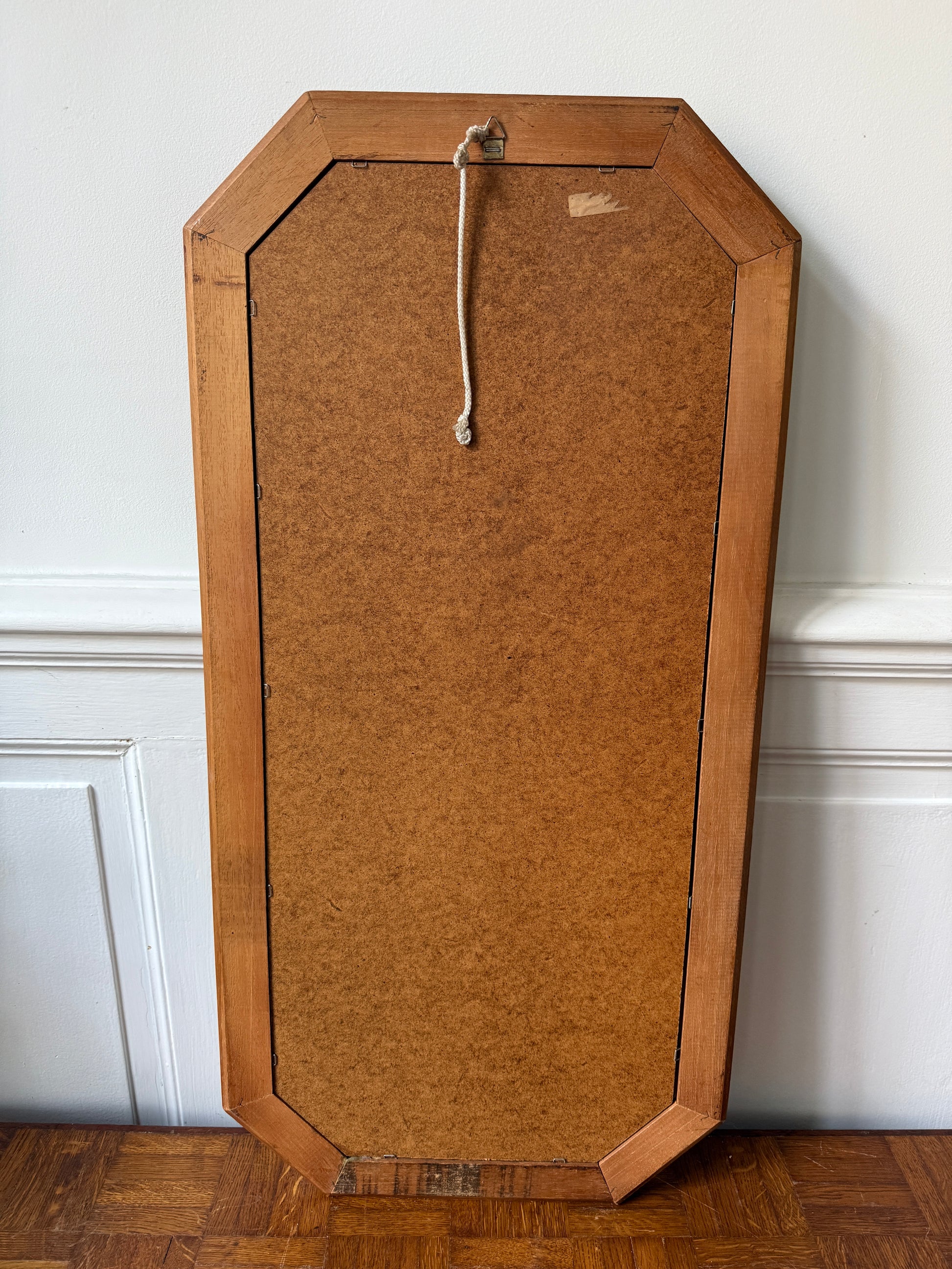 Miroir octogonal nervuré en bois doré de la marque Razzia, avec cadre élégant et détails texturés, reflet clair visible.