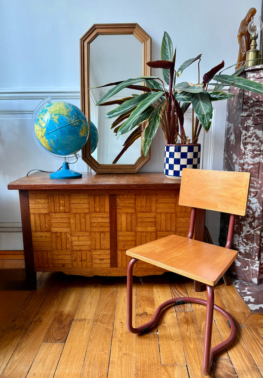 Miroir octogonal nervuré en bois doré Razzia, avec cadre élégant et détails texturés, posé contre un mur.