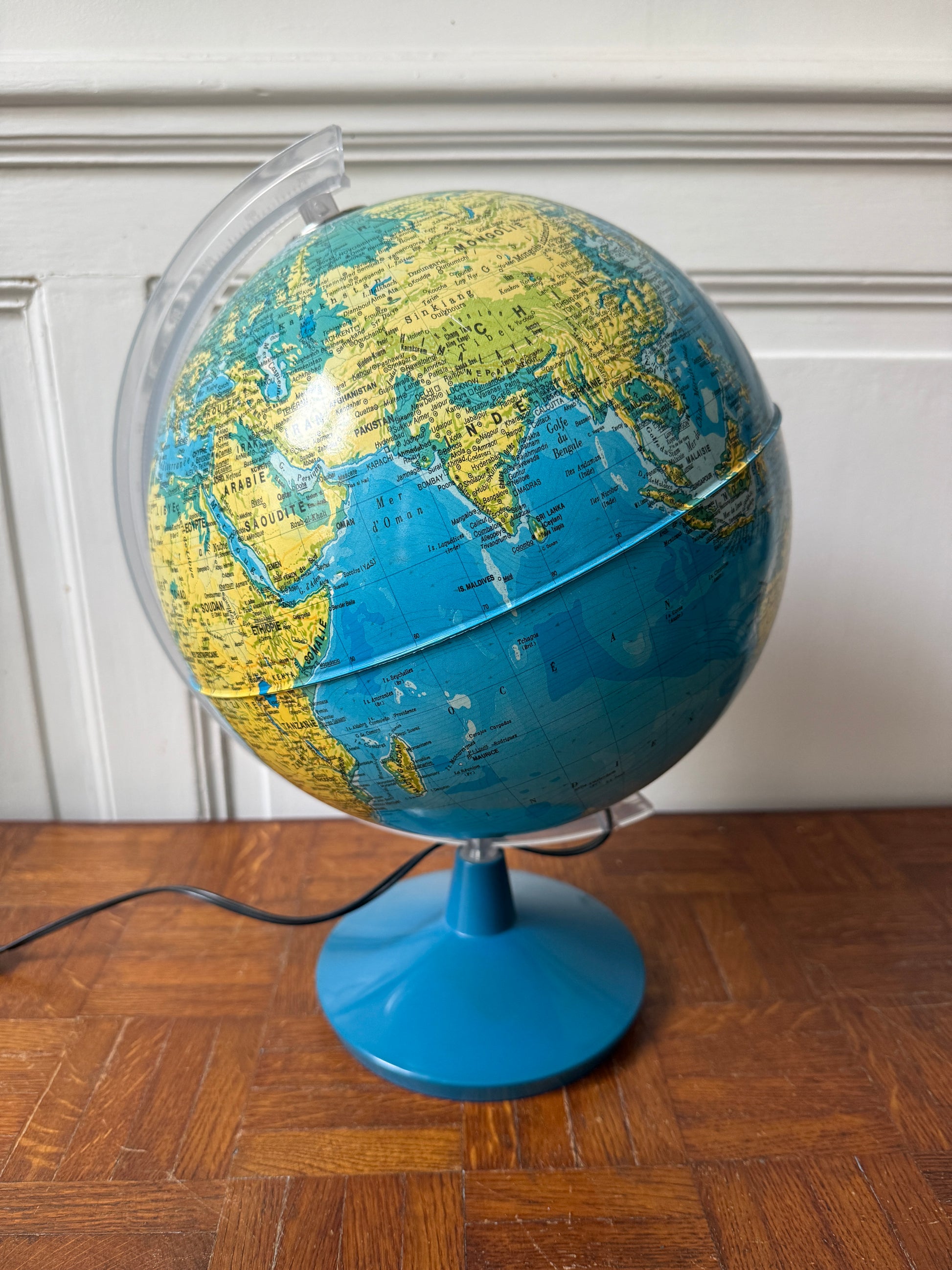 Globe terrestre lumineux Razzia avec illumination intérieure, détails géographiques visibles sur la surface du globe.