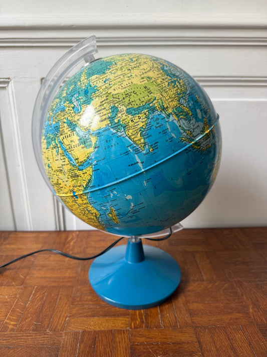 Globe terrestre lumineux Razzia avec illumination intérieure, détails géographiques visibles sur la surface du globe.