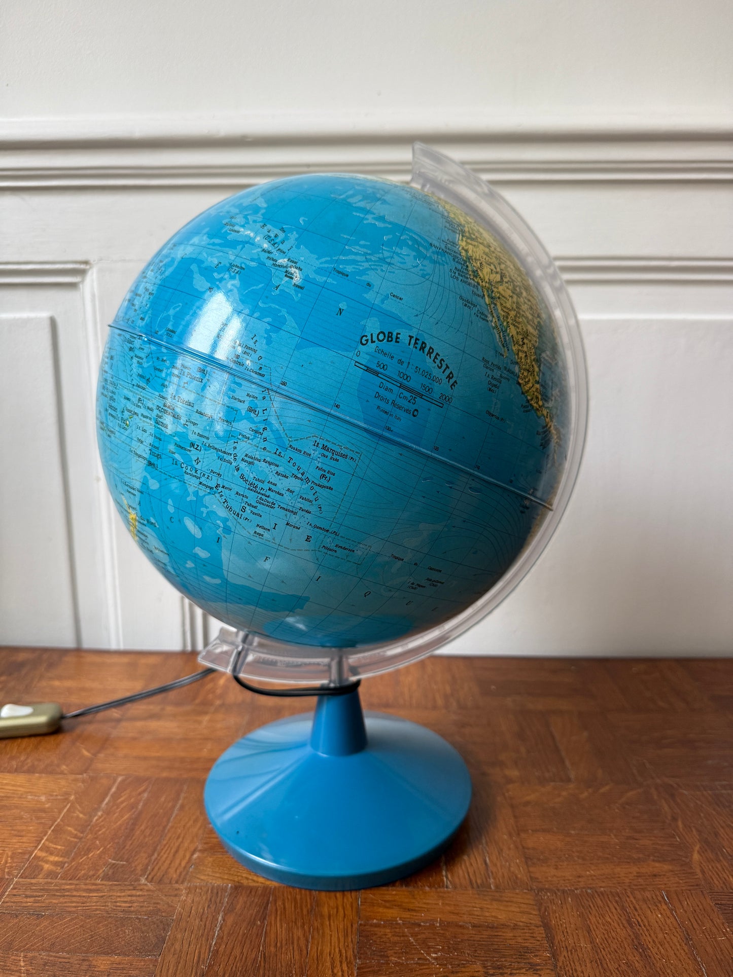 Globe terrestre lumineux Razzia avec carte détaillée, éclairage intérieur et support en bois visible dans l'image.