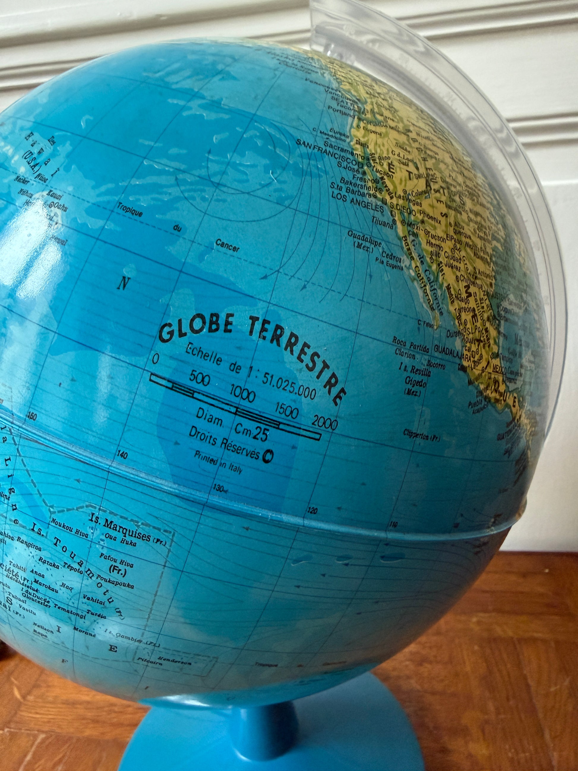 Globe terrestre lumineux Razzia avec carte du monde colorée et support en plastique visible sur l'image.