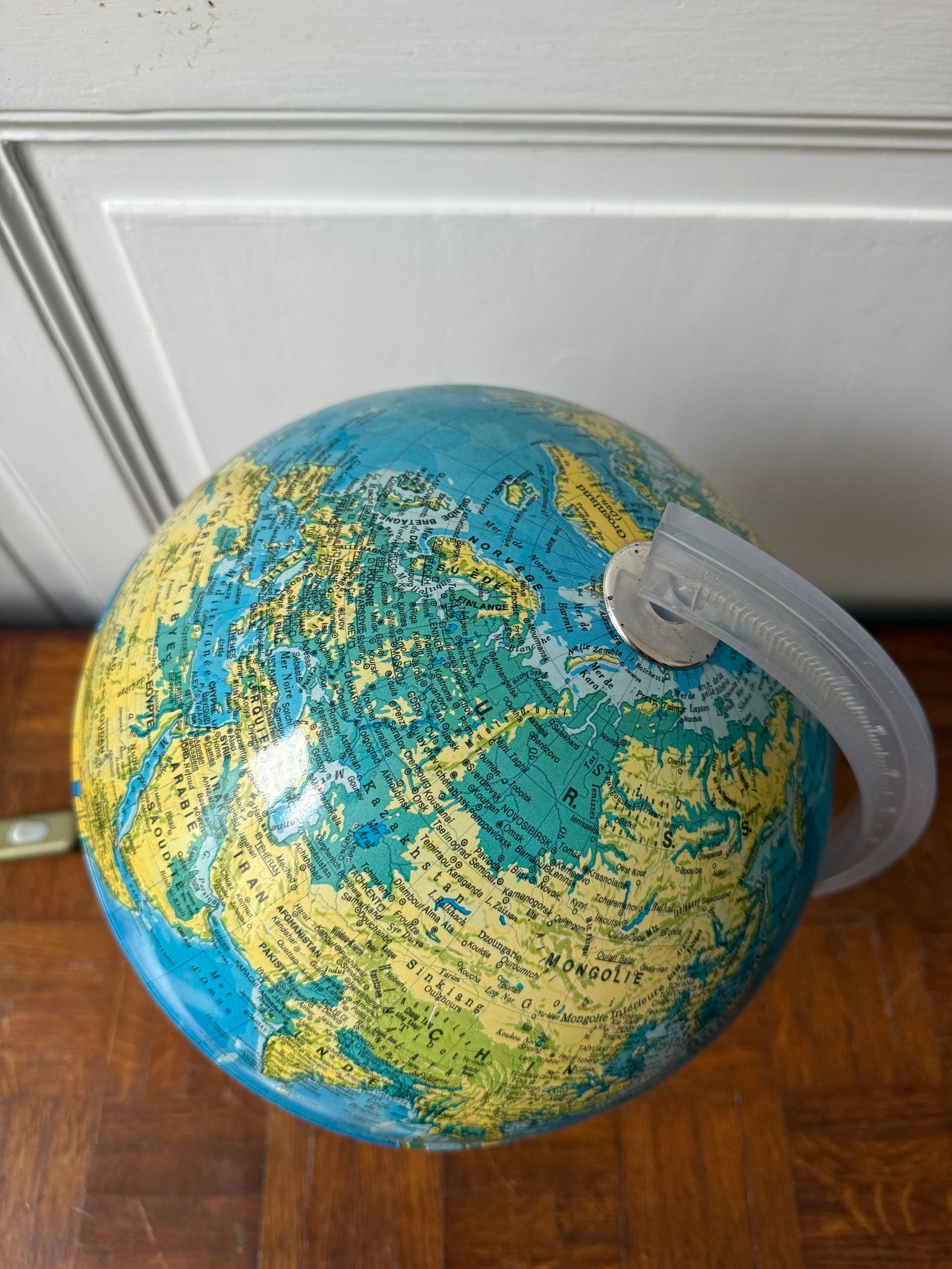 Globe terrestre lumineux Razzia avec carte détaillée, éclairage intérieur, support en métal et finition élégante pour décoration.