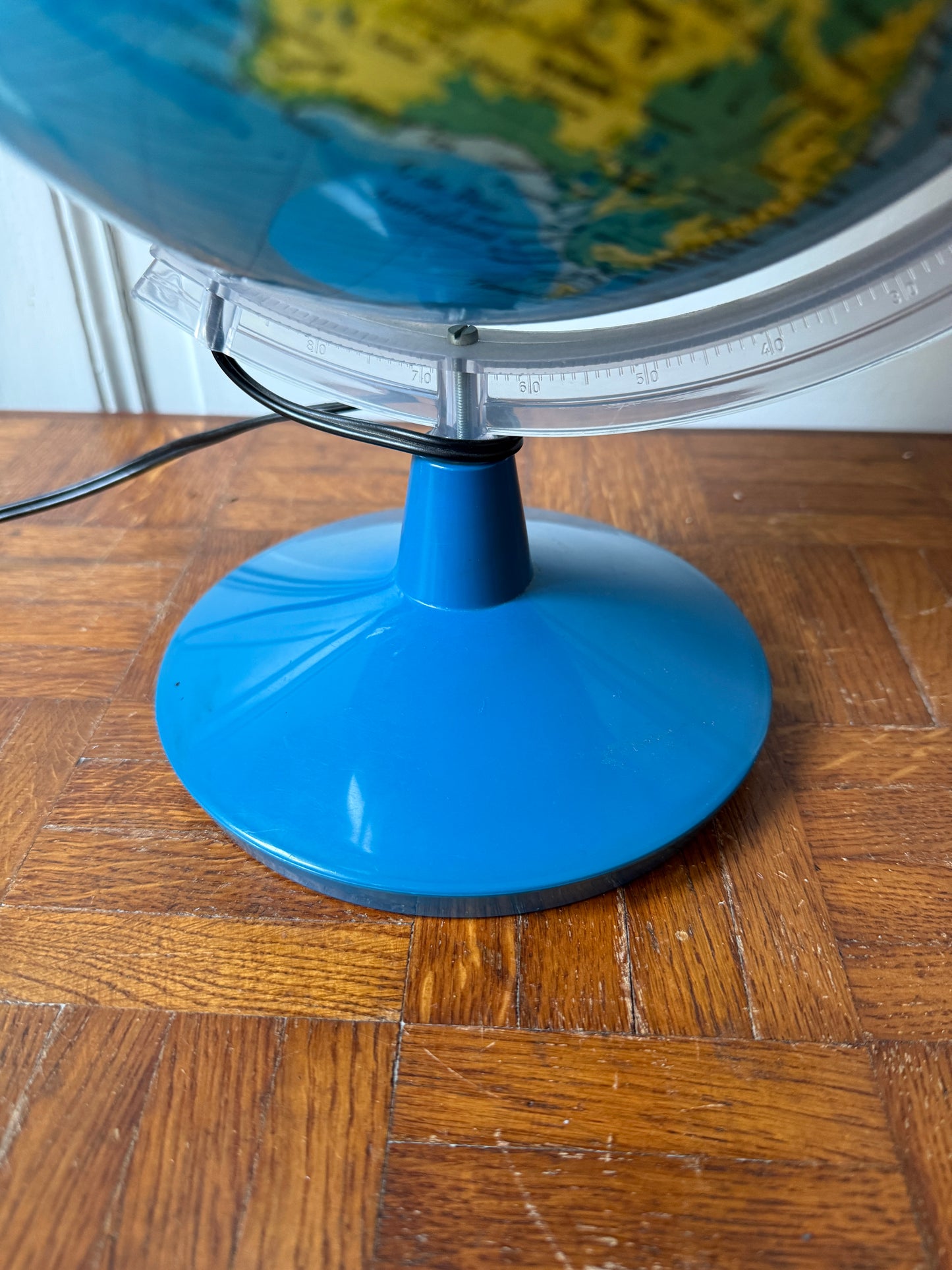Globe terrestre lumineux Razzia avec illumination bleue, montrant la carte du monde et les pays en détail.