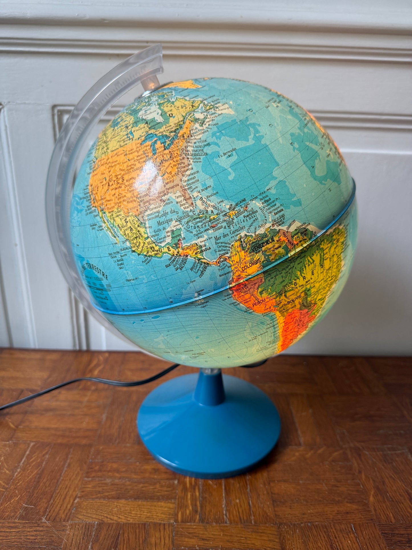 Globe terrestre lumineux Razzia avec illumination intérieure, vue de dessus montrant les continents et les pays colorés.