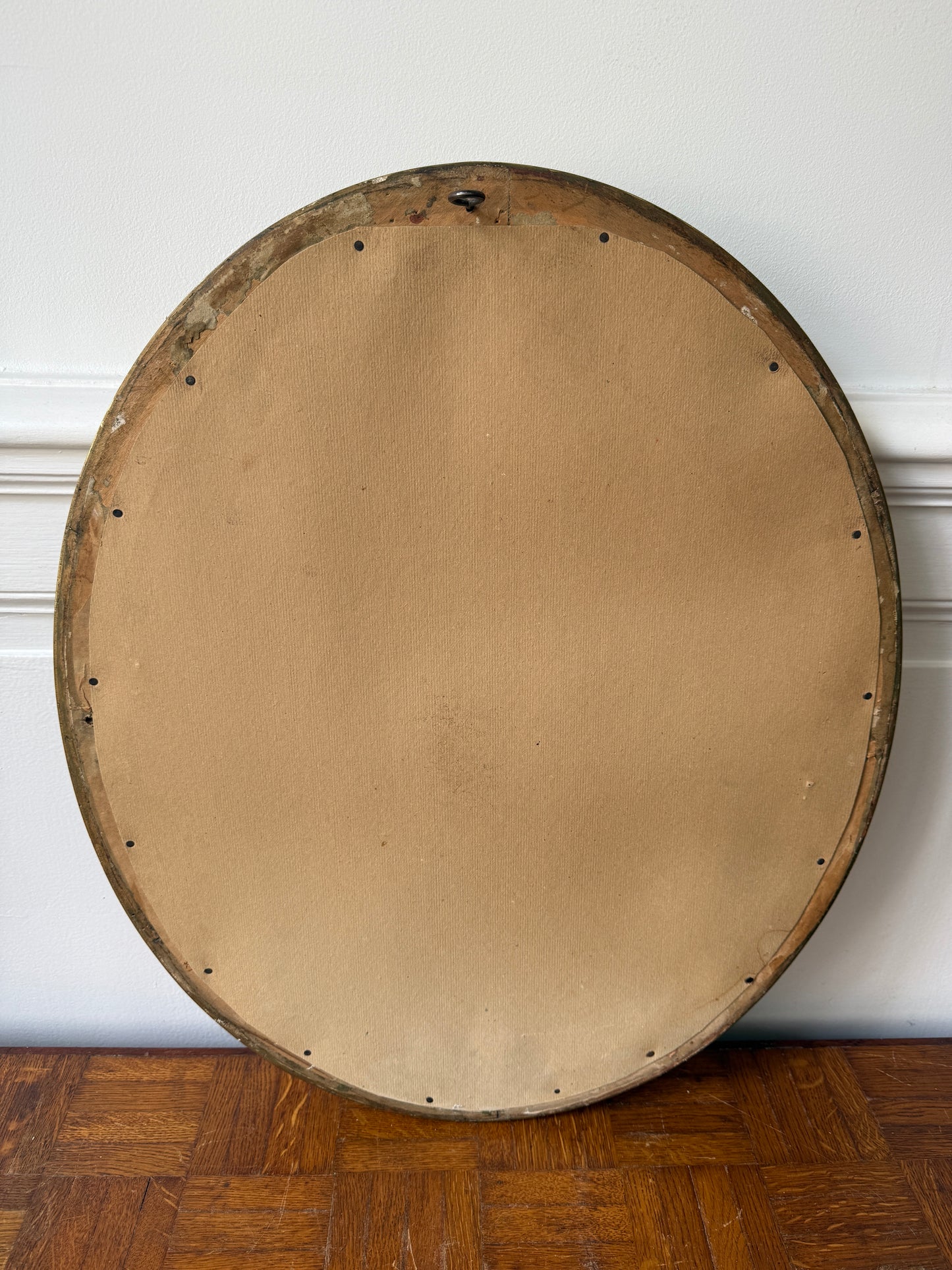 Miroir ovale doré de style victorien avec cadre orné, design élégant et sophistiqué, idéal pour décoration intérieure raffinée.