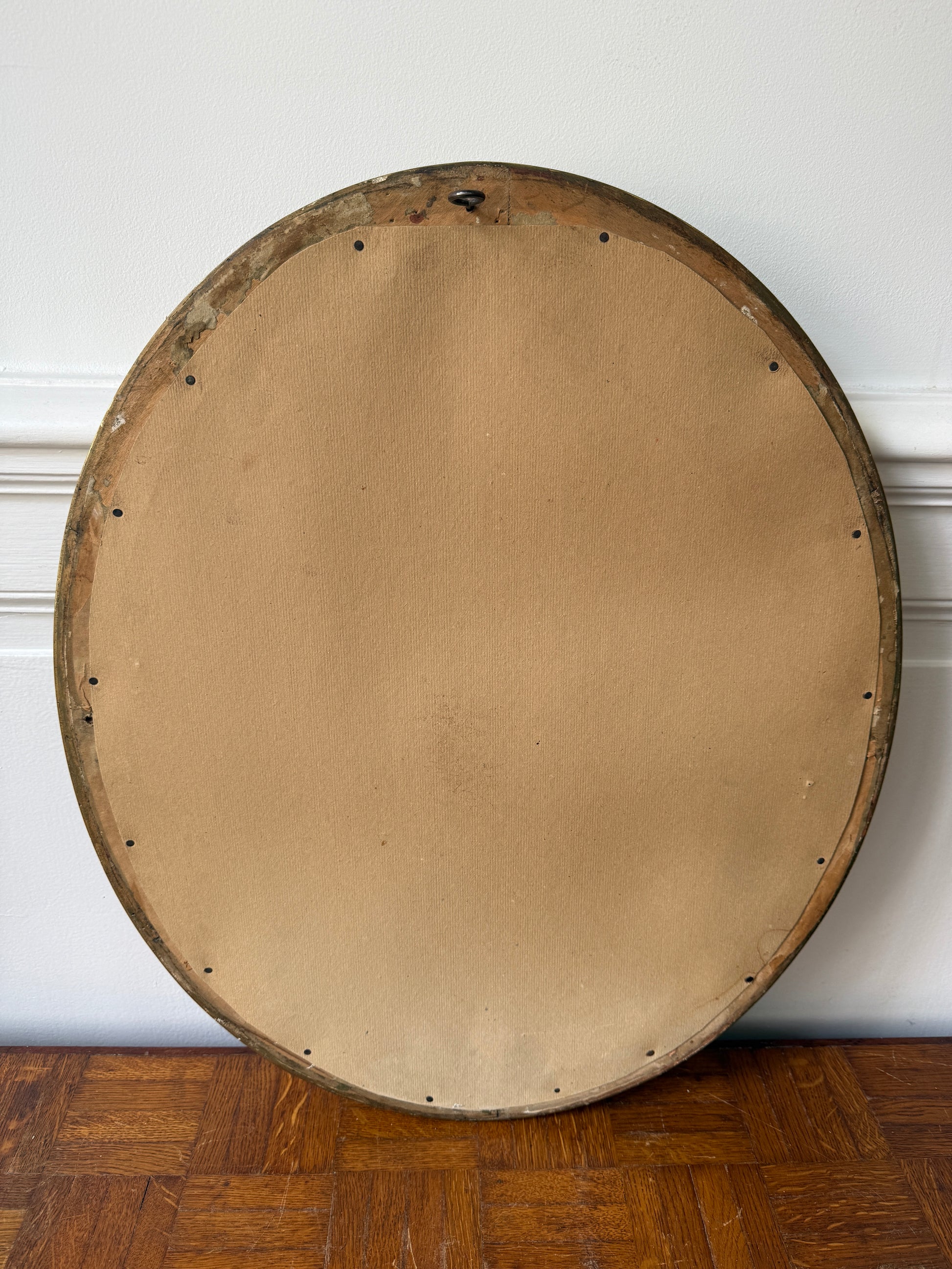 Miroir ovale doré de style victorien avec cadre orné, design élégant et sophistiqué, idéal pour décoration intérieure raffinée.