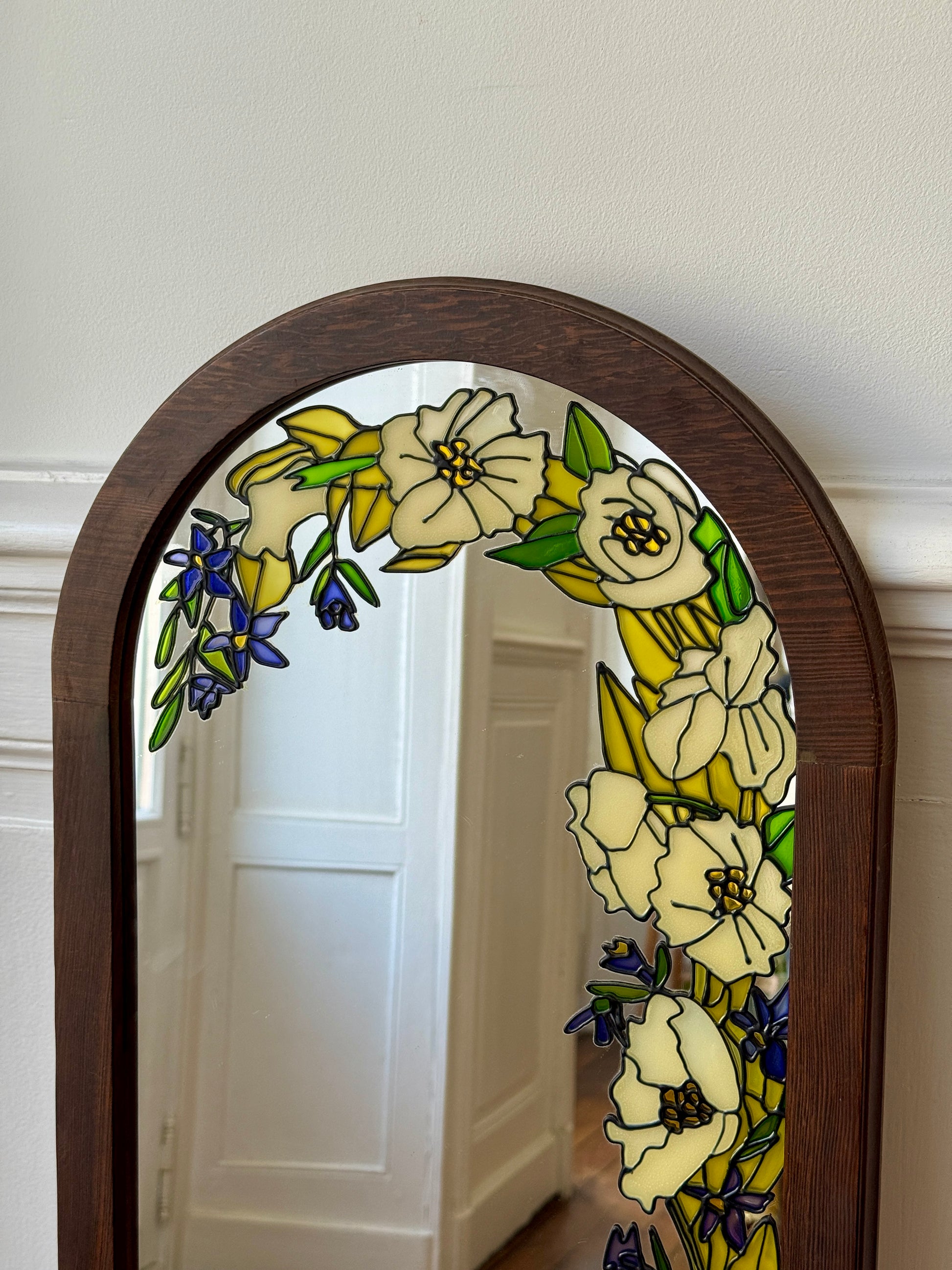 Miroir Tiffany / Art Déco de Razzia avec cadre en métal argenté et design élégant, reflet dans le miroir.