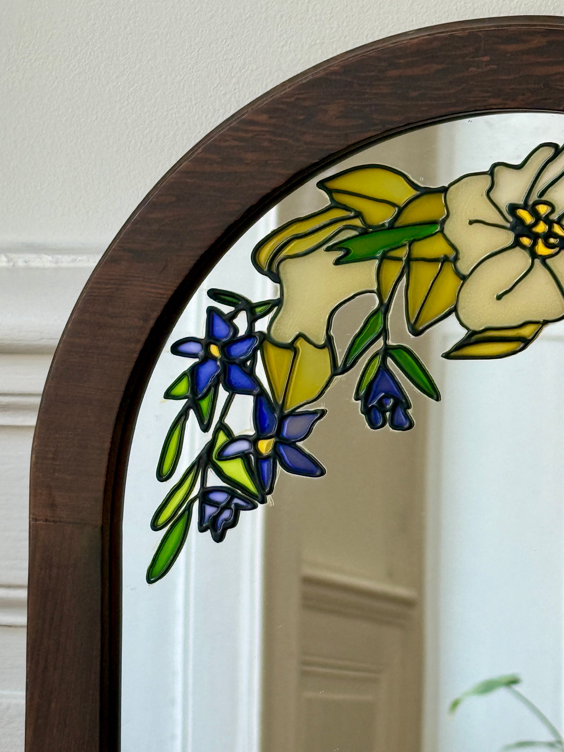 Miroir Tiffany art déco de style Razzia avec cadre orné, reflet élégant et design sophistiqué.