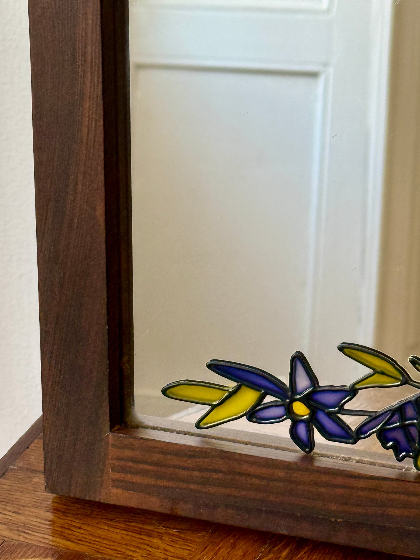 Miroir Tiffany Art Déco Razzia avec cadre en métal orné de motifs géométriques élégants, reflet lumineux et design sophistiqué