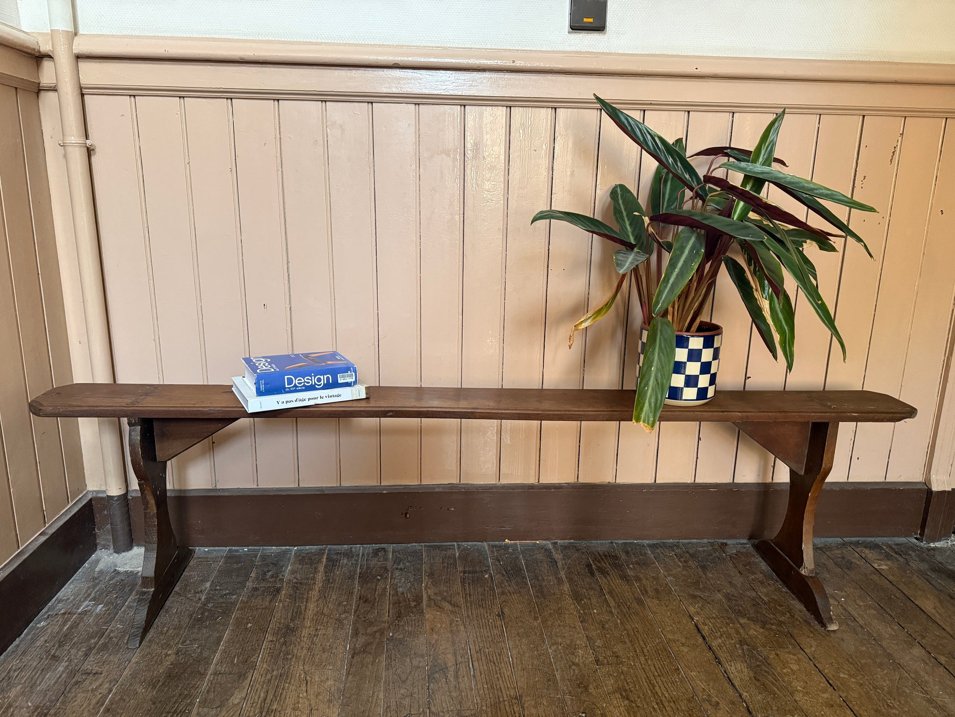 Banquette ancienne en bois Razzia, structure en bois patiné avec assise en bois robuste, style vintage et traditionnel.