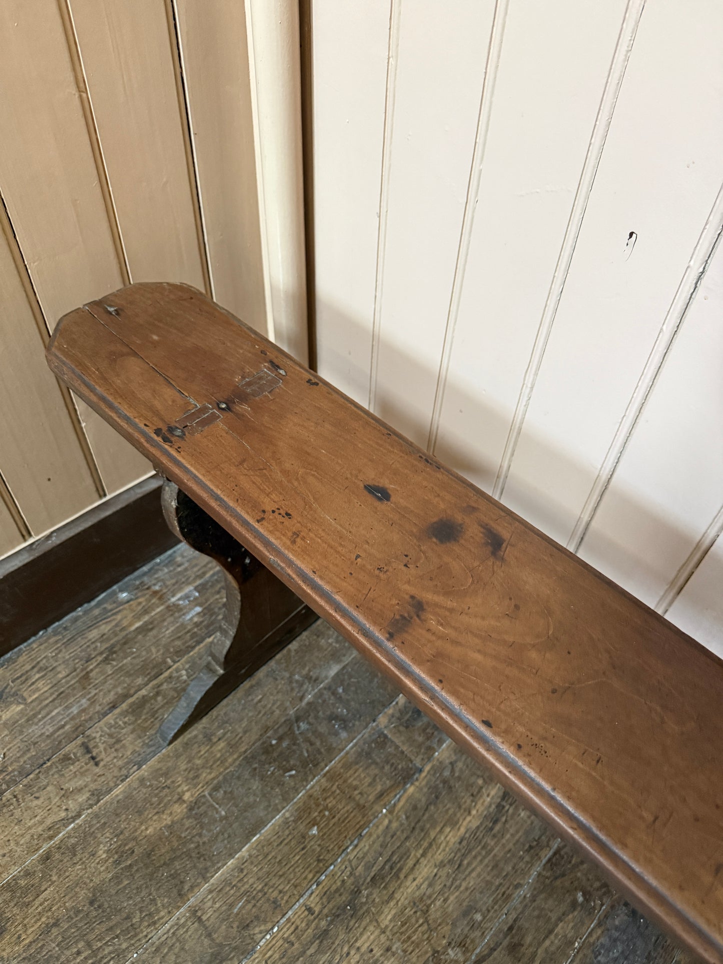 Banquette ancienne en bois rustique de la marque Razzia, avec détails de patine et finition vintage.