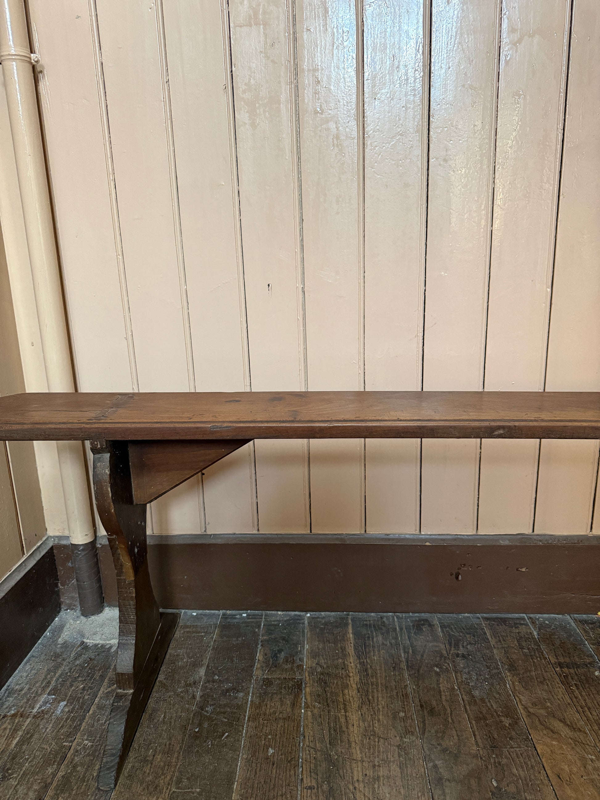 Banquette ancienne en bois Razzia avec finition patinée, mettant en valeur le style vintage et le bois sculpté.