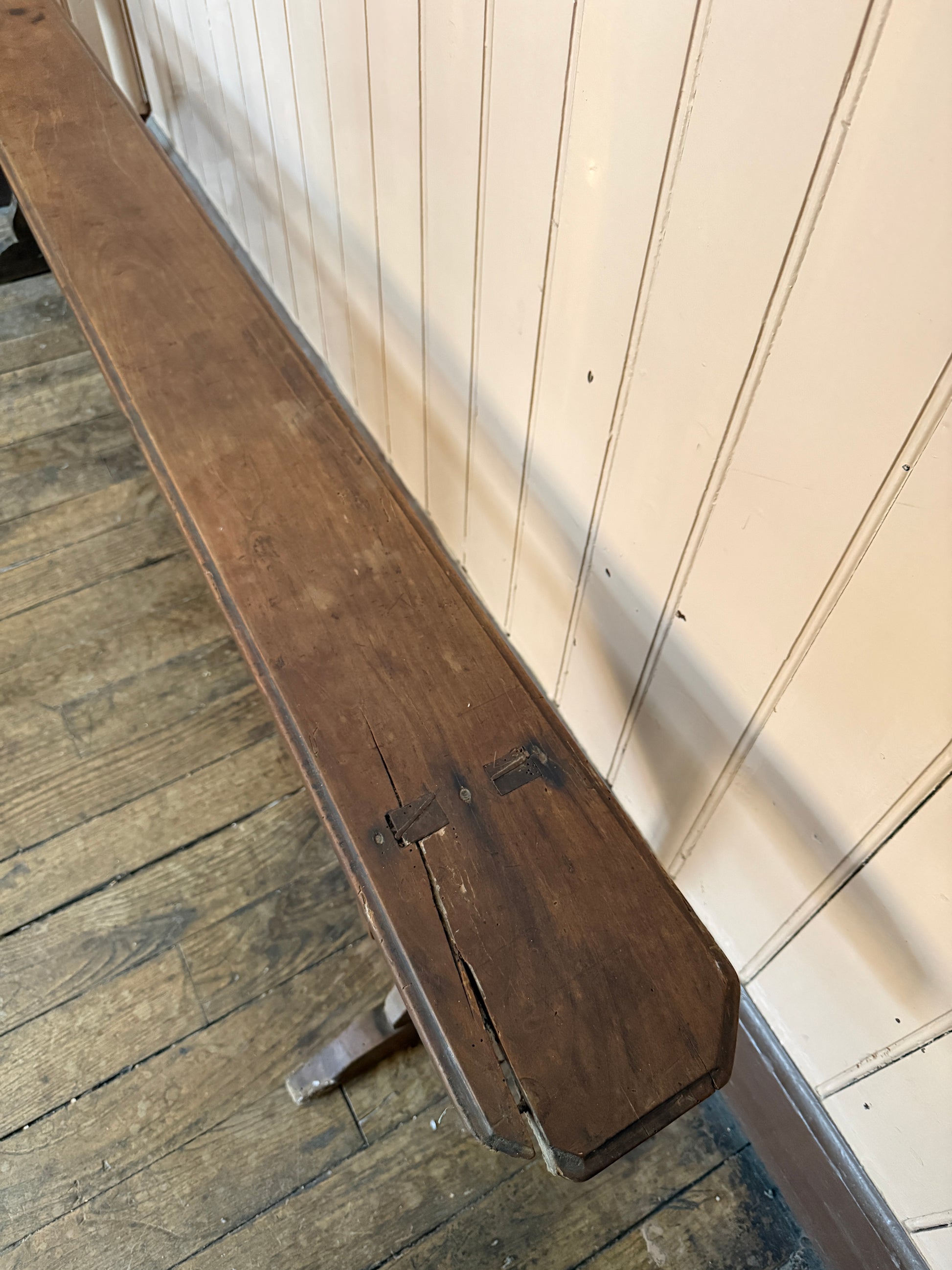 Ancien banc en bois de style rustique, fabriqué par Razzia, avec une surface en bois patiné et des détails vintage visible.