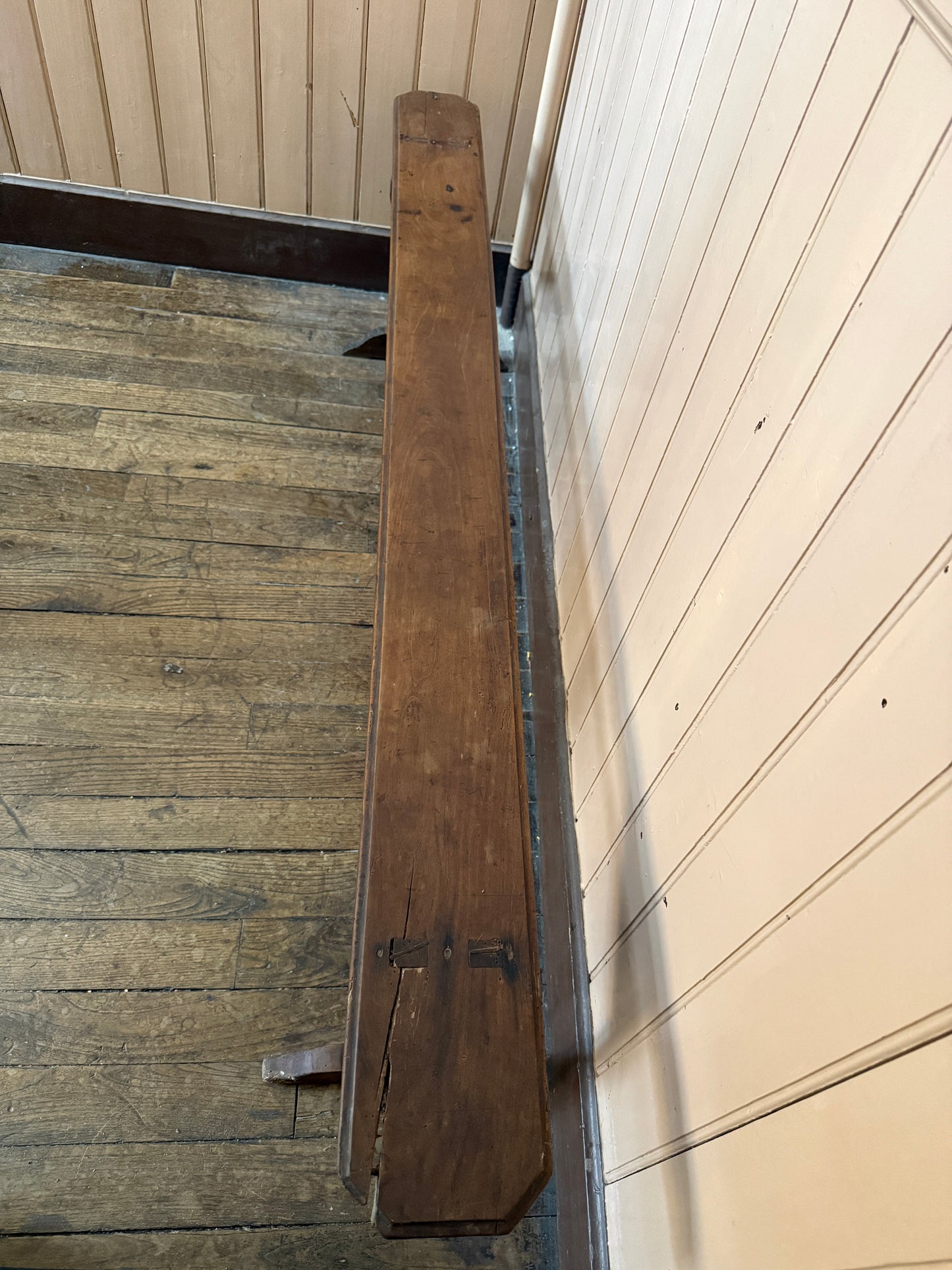 Banquette ancienne en bois rustique, style vintage, avec détails patinés, par Razzia, idéale pour décoration intérieure.