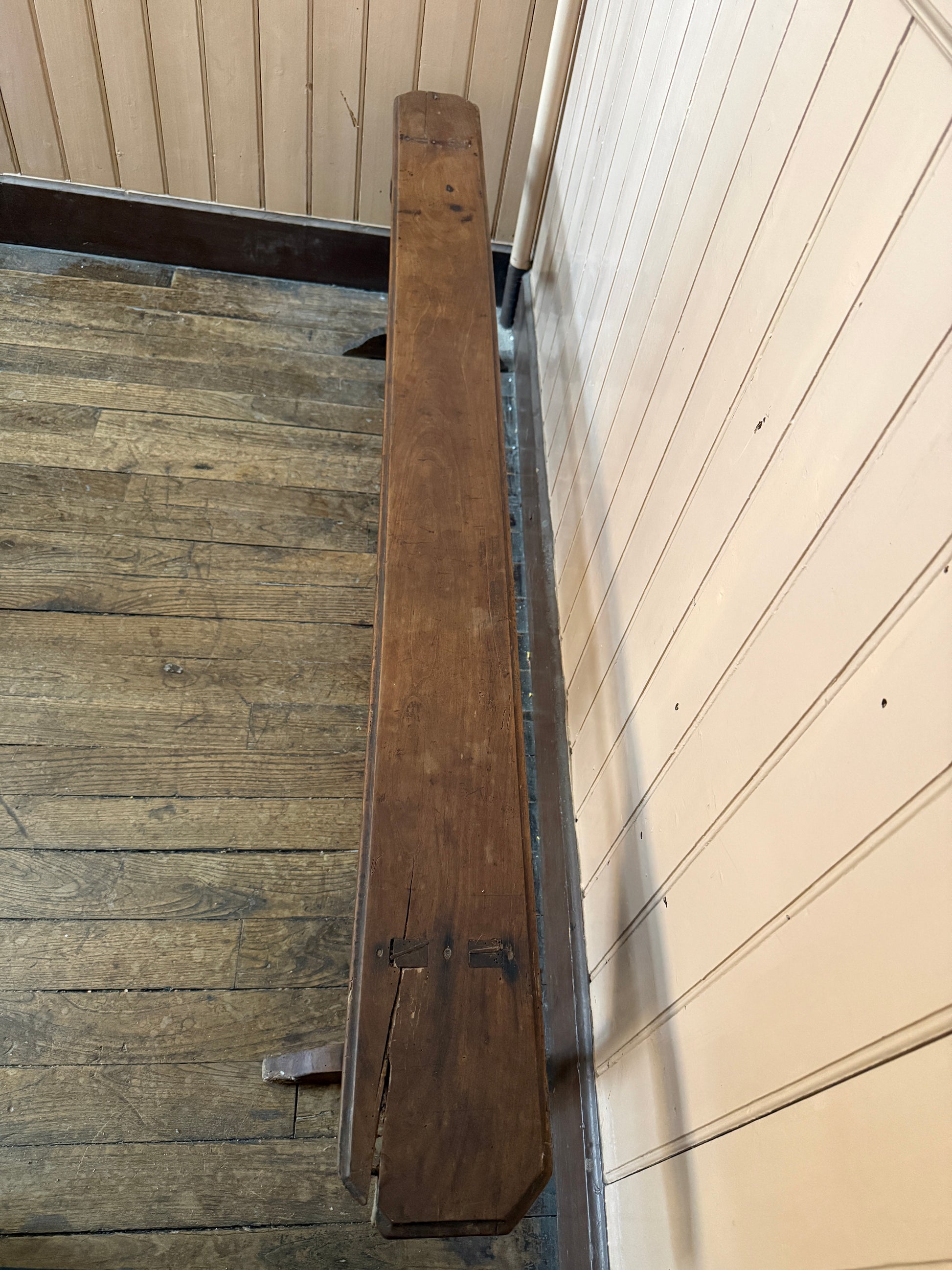 Banquette ancienne en bois rustique, style vintage, avec détails patinés, par Razzia, idéale pour décoration intérieure.