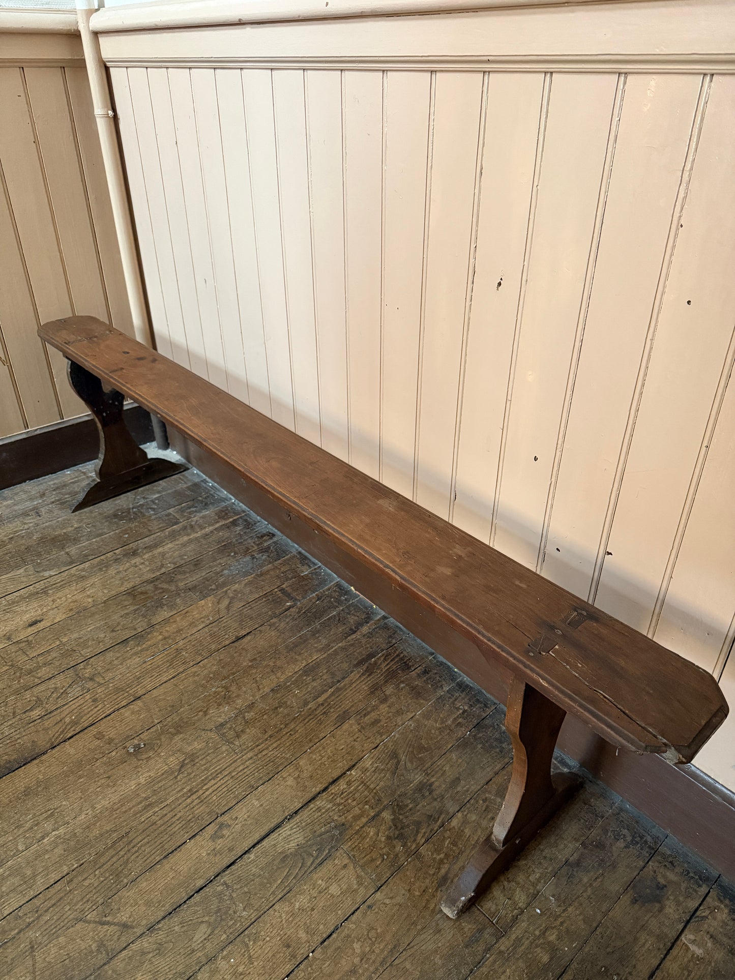 Banquette ancienne en bois Razzia, mobilier vintage avec finition en bois patiné, idéale pour décoration intérieure rustique.