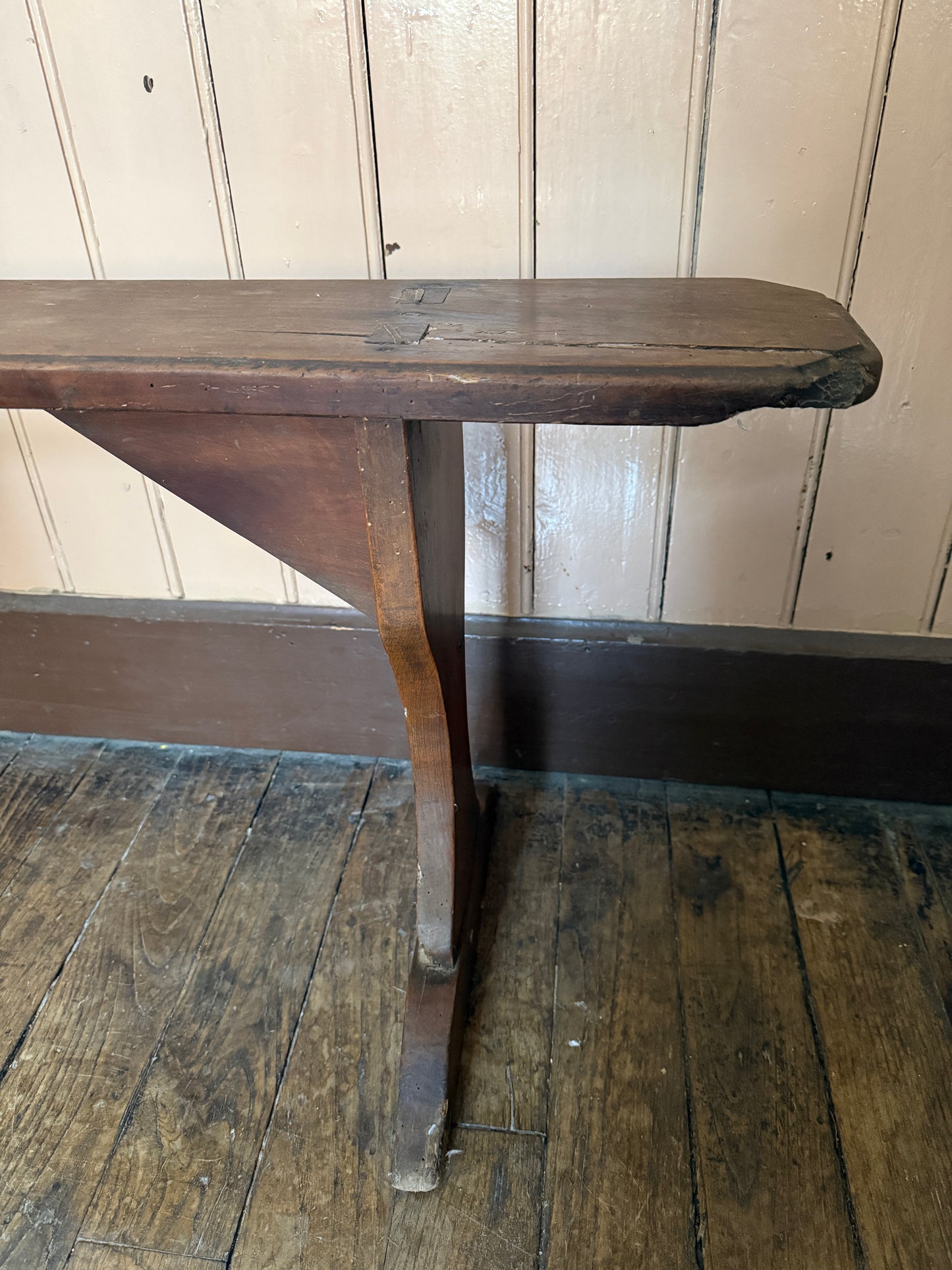 Banc ancien en bois Razzia, surface en bois patiné avec détails vintage, assise large et robuste pour décoration intérieure.