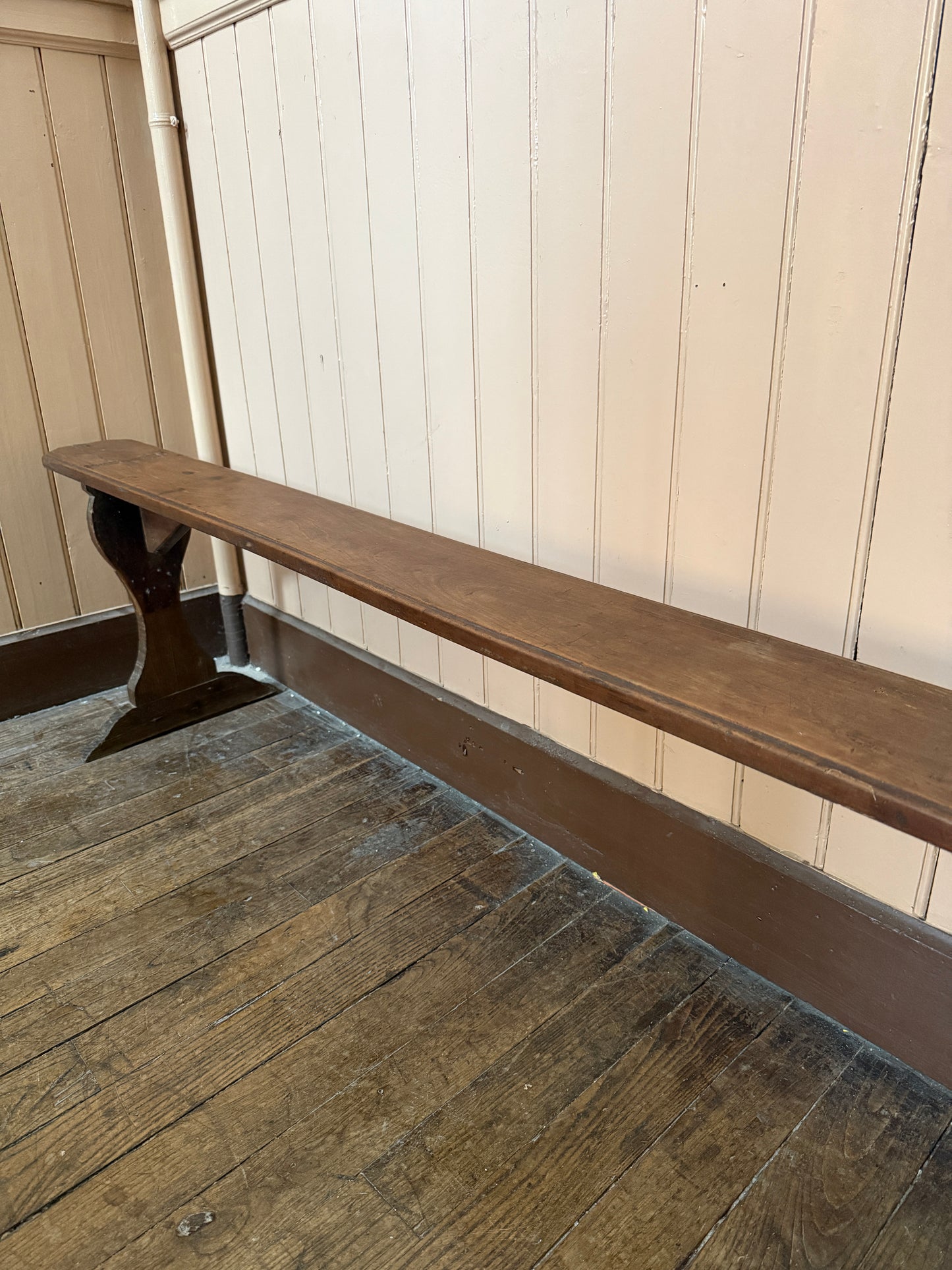 Banc ancien en bois Razzia avec surface en bois patiné et structure solide, idéal pour décoration vintage ou rustique.