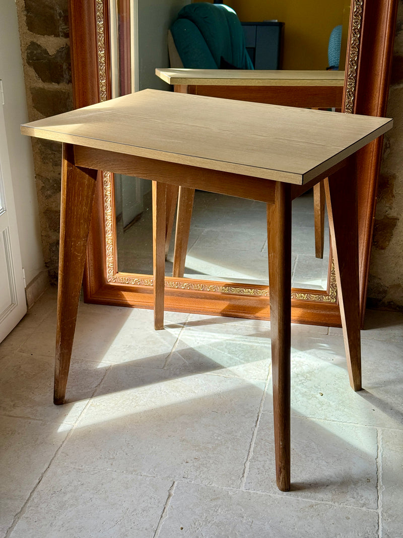 Table d'appoint Razzia en formica avec pieds compas, surface lisse et élégante, idéale pour la décoration intérieure.