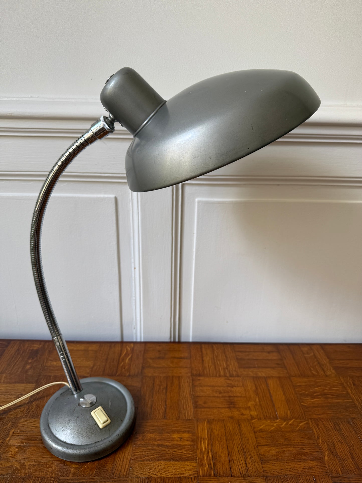 Lampe d'atelier en métal industrielle avec col de cygne, design moderne et robuste, éclairage ajustable de Razzia.