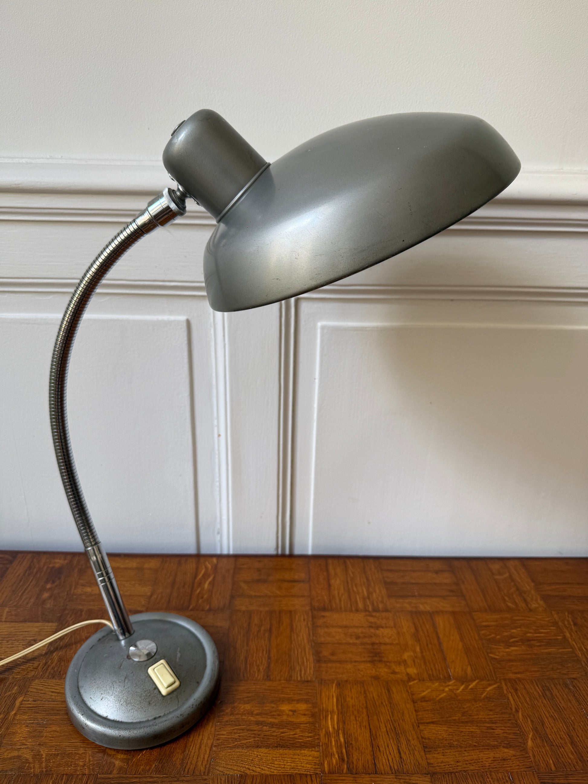 Lampe d'atelier en métal industrielle avec col de cygne, design moderne et robuste, éclairage ajustable de Razzia.