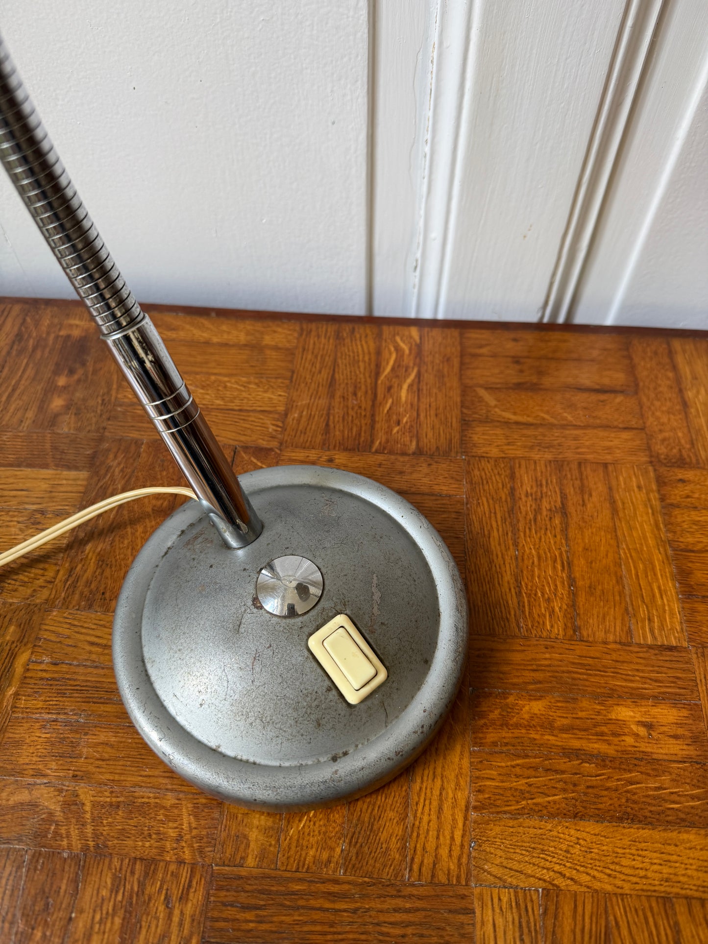 Lampe d'atelier en métal industrielle avec col de cygne, design vintage, éclairage orientable, marque Razzia.