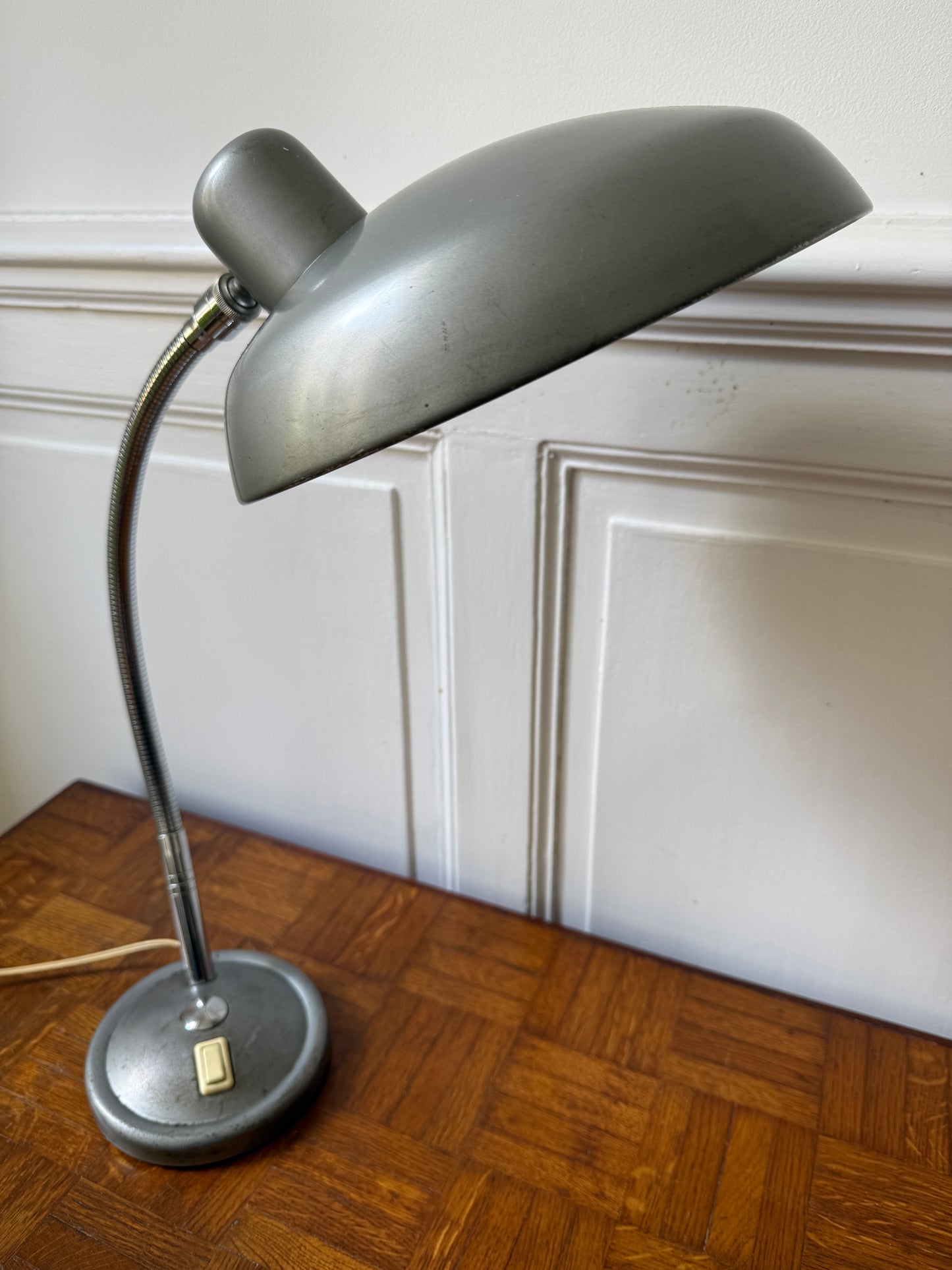 Lampe d'atelier en métal industrielle Razzia avec bras en col de cygne, éclairage orientable et design moderne.